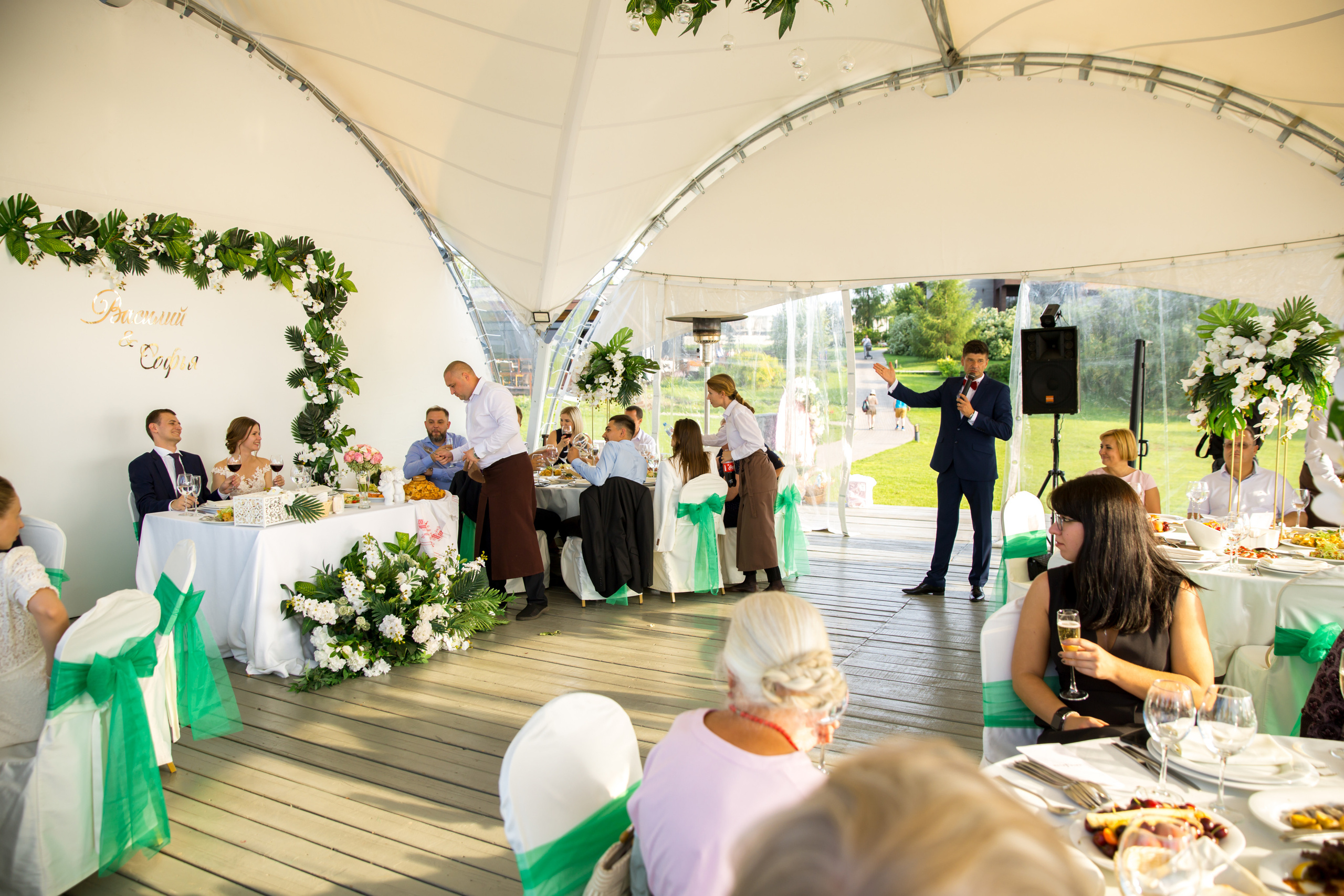 Фотограф на свадьбу летом. Ведущий на праздник в Москве / Денис Аганин