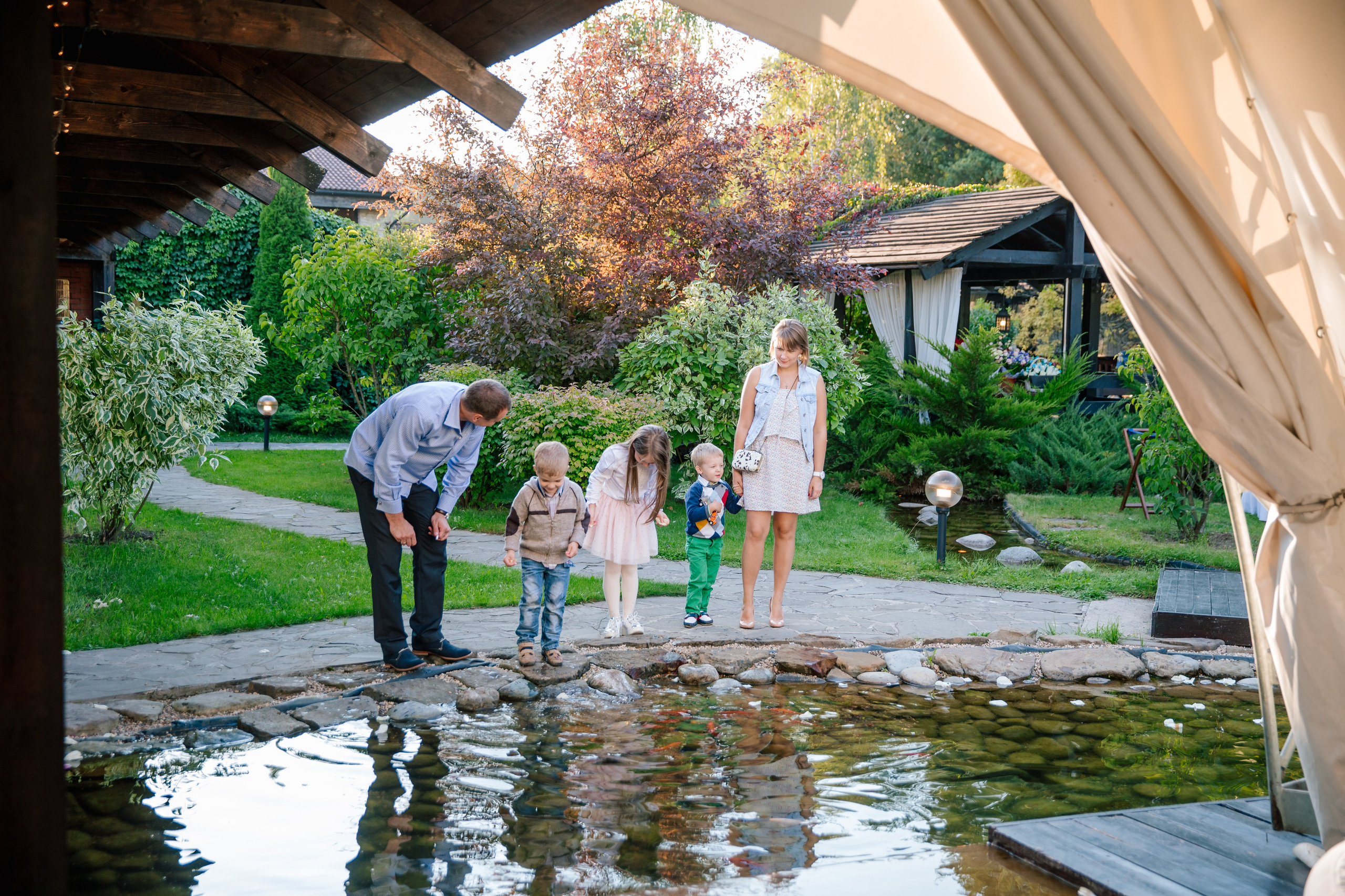 Фото свадьбы весной. Ведущий на праздник в Москве / Денис Аганин