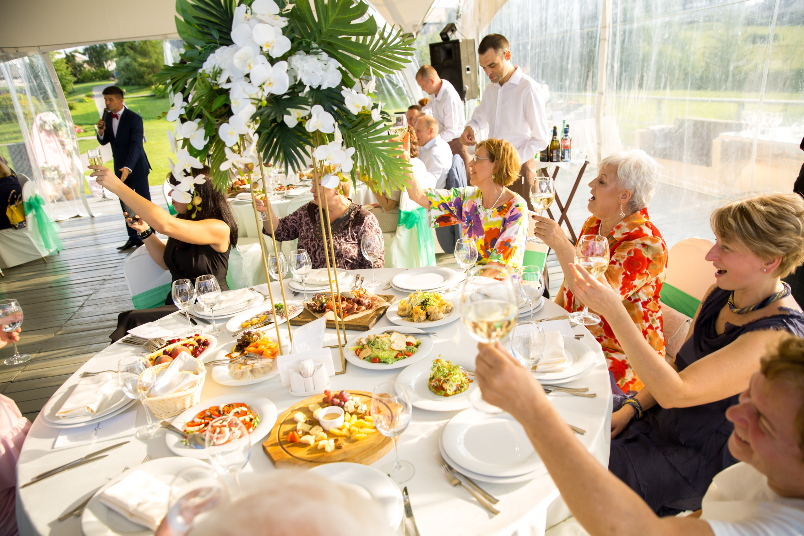 Фотограф на свадьбу летом. Ведущий на праздник в Москве / Денис Аганин