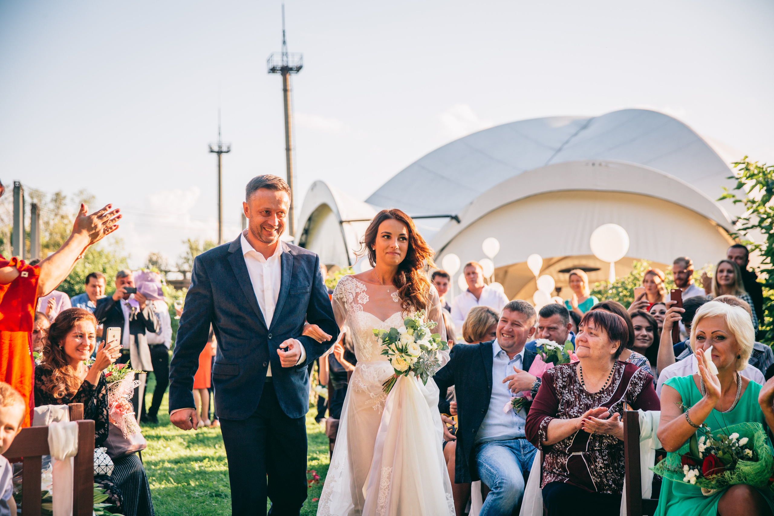 Фото свадьбы весной. Ведущий на праздник в Москве / Денис Аганин