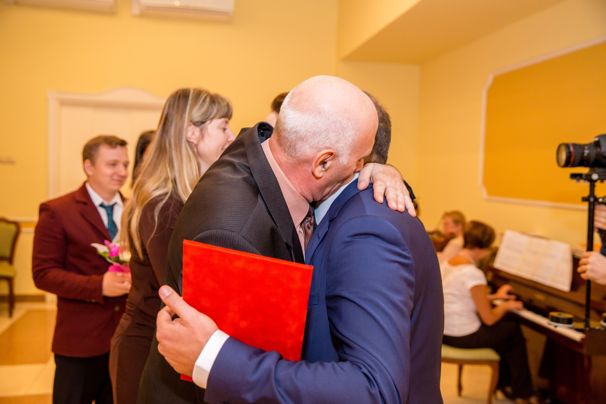 Свадебные фото осенью. Ведущий на праздник в Москве / Денис Аганин