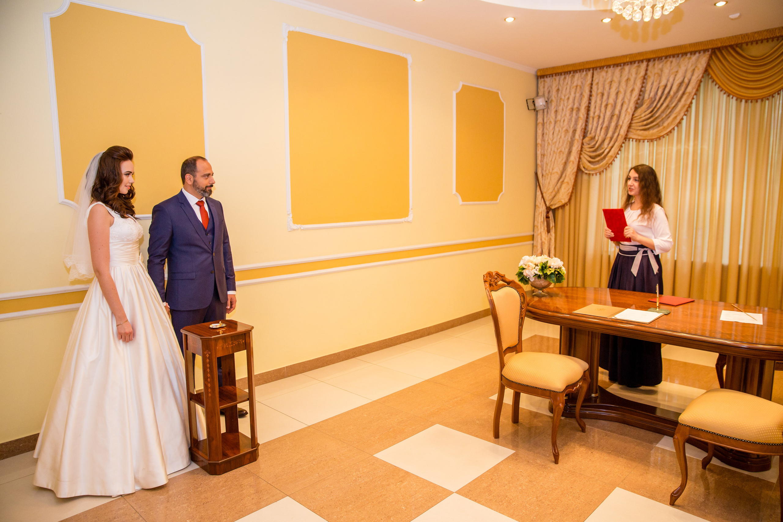 Свадебные фото осенью. Ведущий на праздник в Москве / Денис Аганин