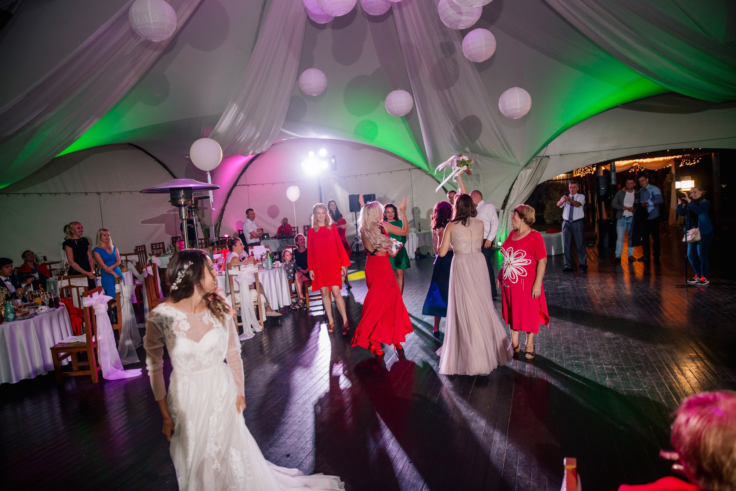 Фото свадьбы весной. Ведущий на праздник в Москве / Денис Аганин