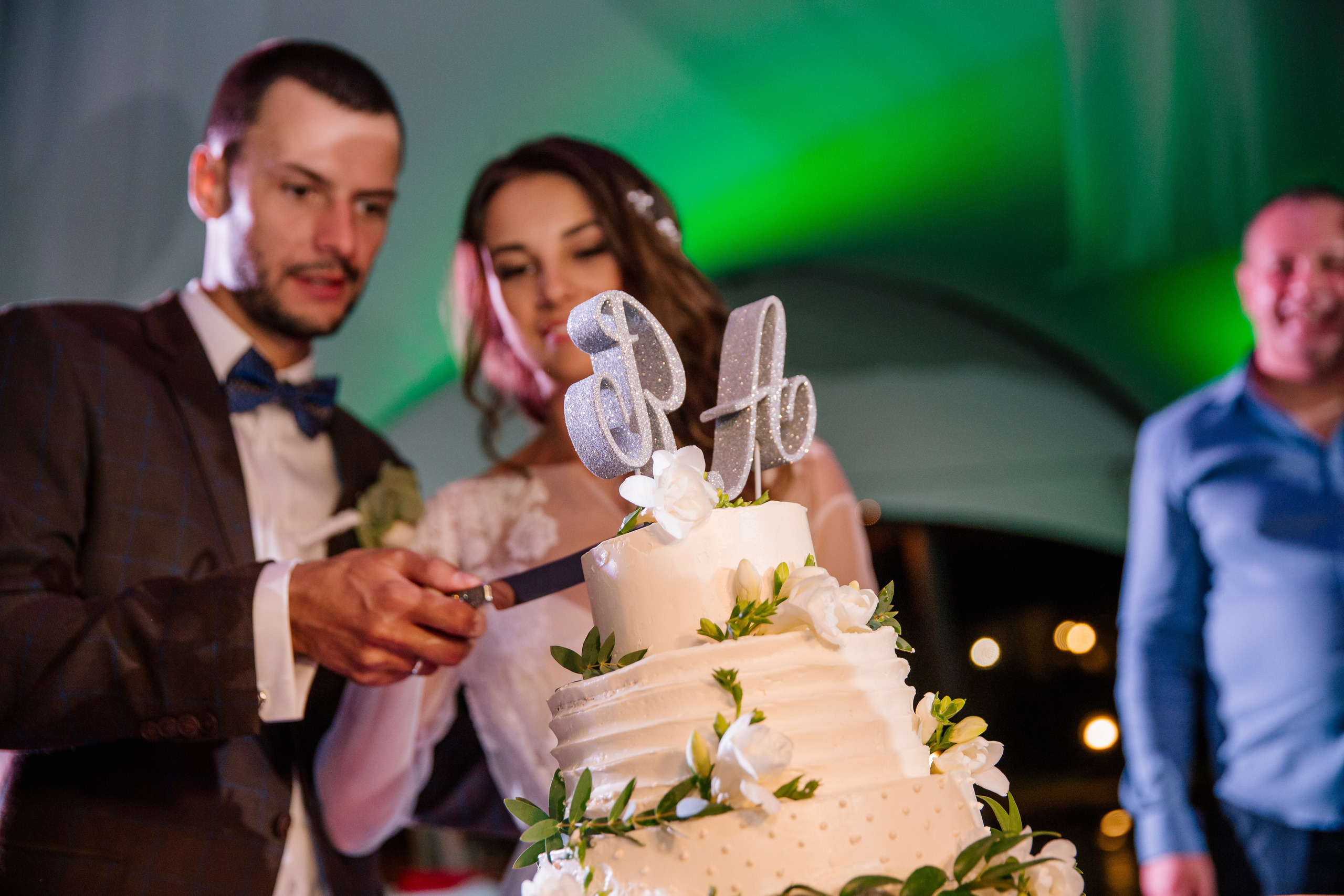 Фото свадьбы весной. Ведущий на праздник в Москве / Денис Аганин