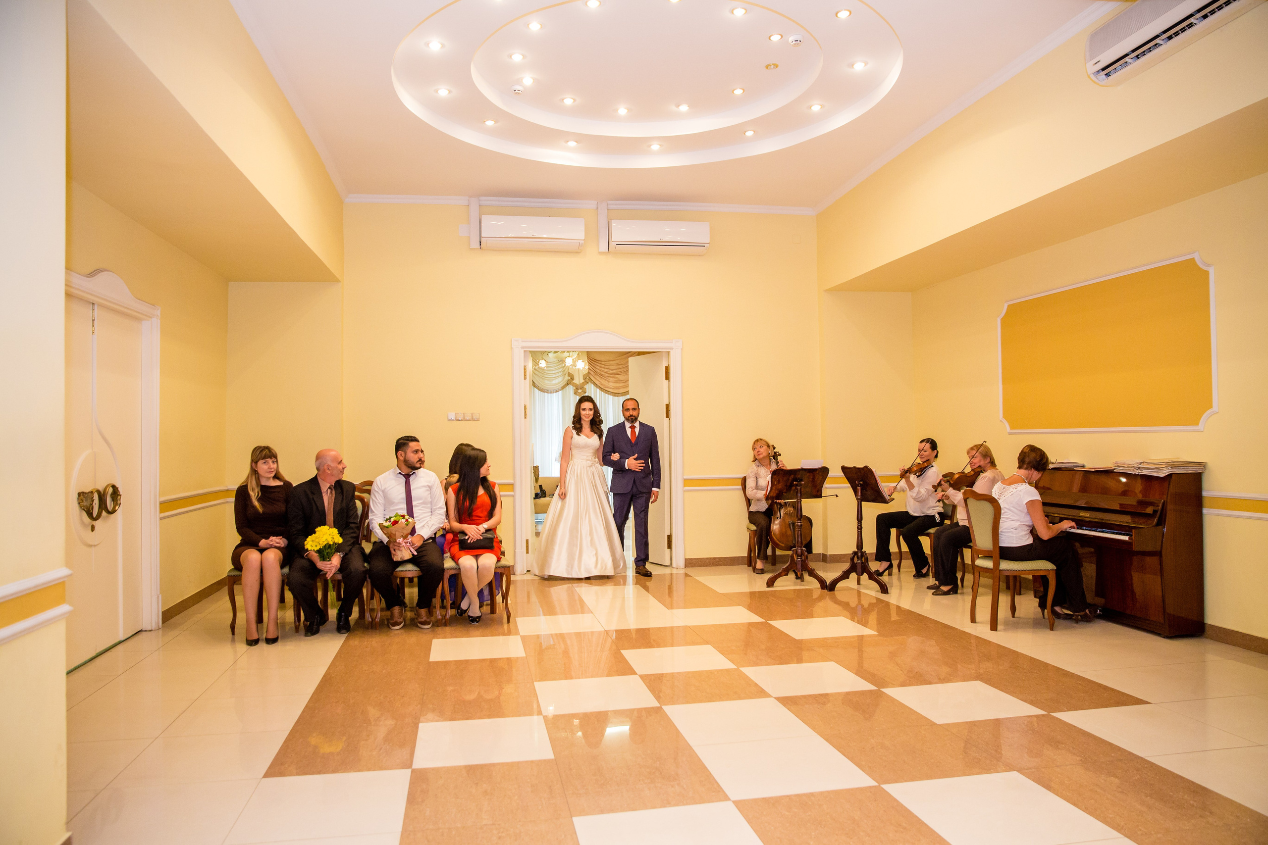 Свадебные фото осенью. Ведущий на праздник в Москве / Денис Аганин