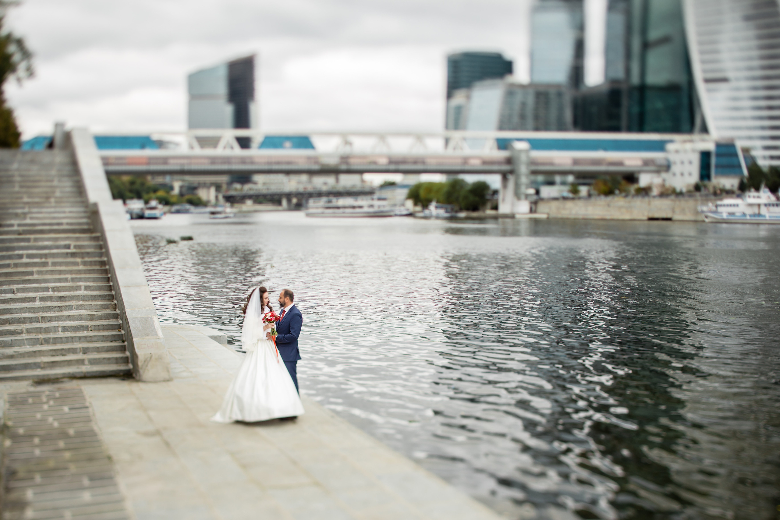 Свадебные фото осенью. Ведущий на праздник в Москве / Денис Аганин