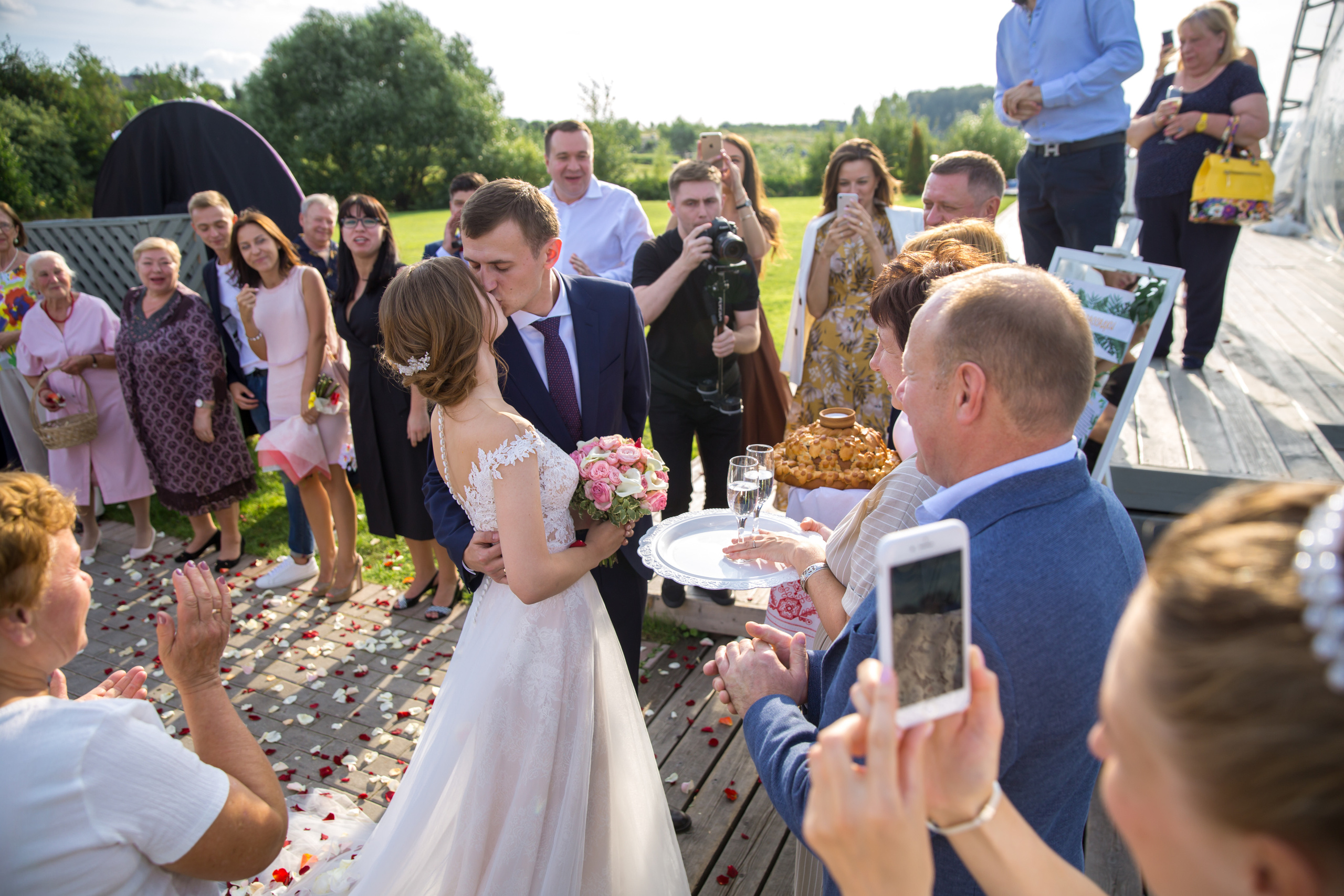 Фотограф на свадьбу летом. Ведущий на праздник в Москве / Денис Аганин
