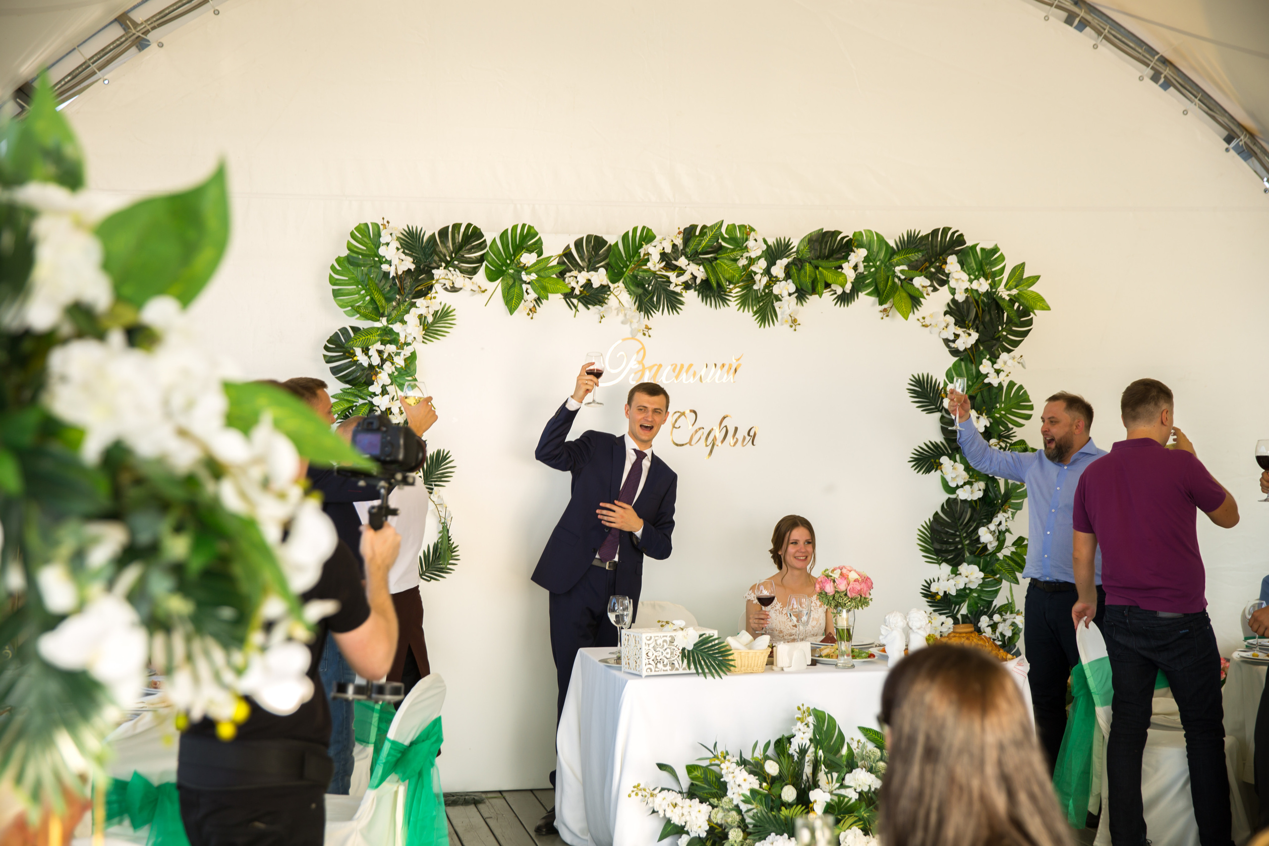 Фотограф на свадьбу летом. Ведущий на праздник в Москве / Денис Аганин