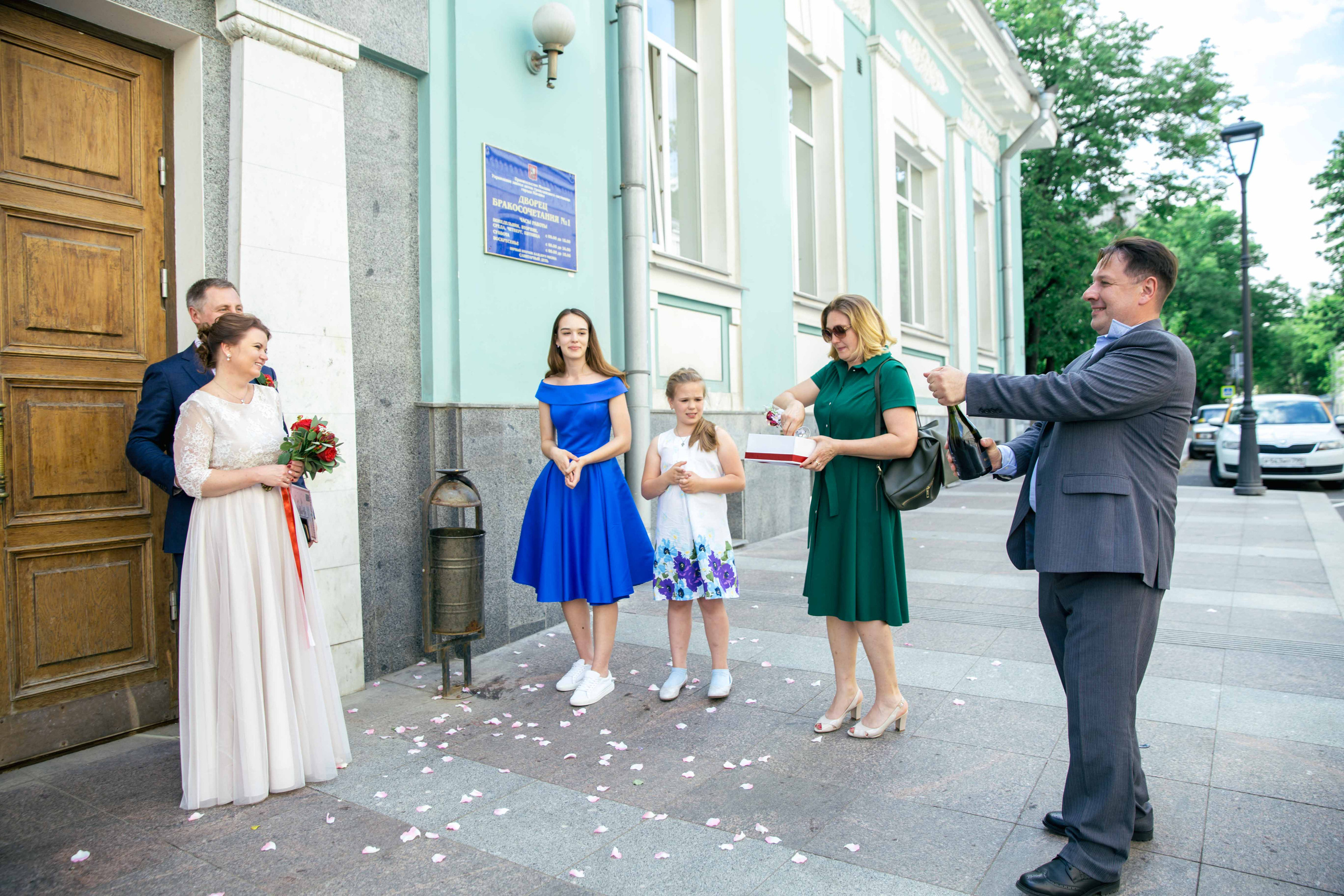 Взрослая свадьба без банкета. Ведущий на праздник в Москве / Денис Аганин