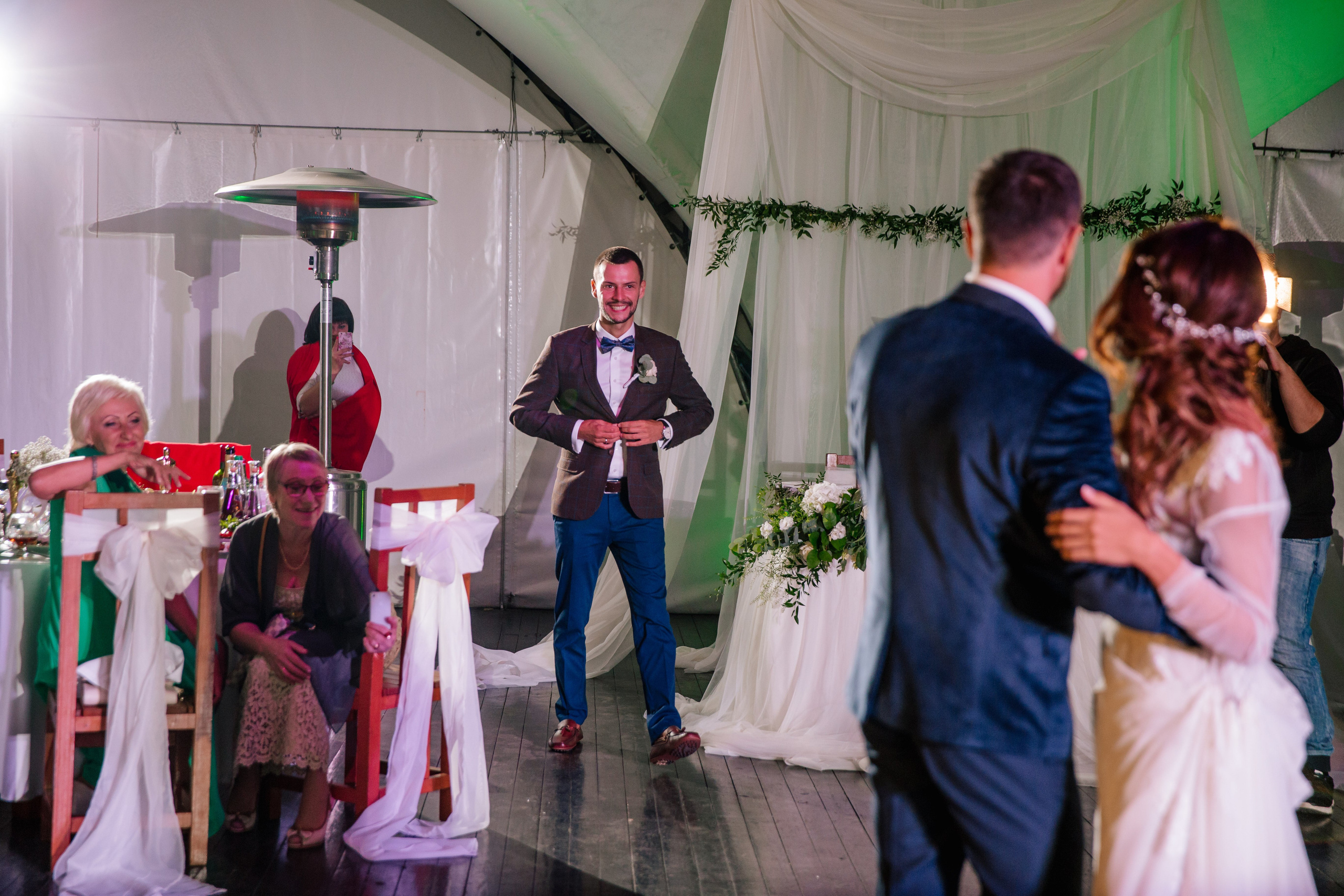 Фото свадьбы весной. Ведущий на праздник в Москве / Денис Аганин