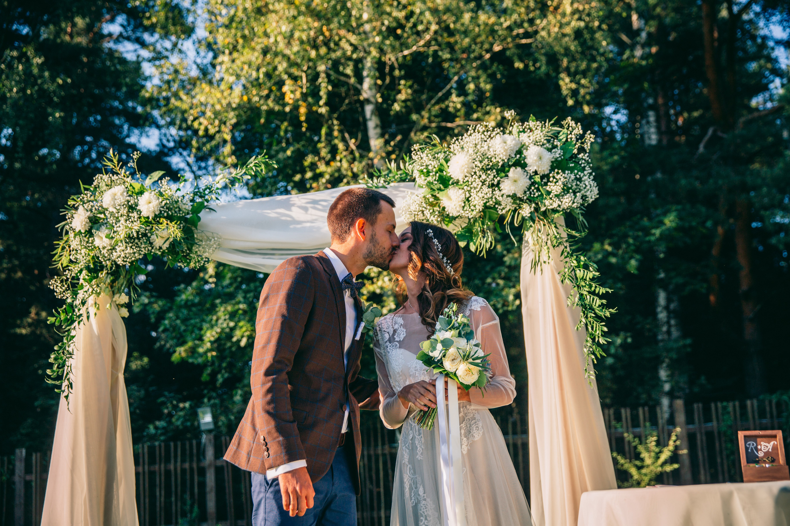 Фото свадьбы весной. Ведущий на праздник в Москве / Денис Аганин