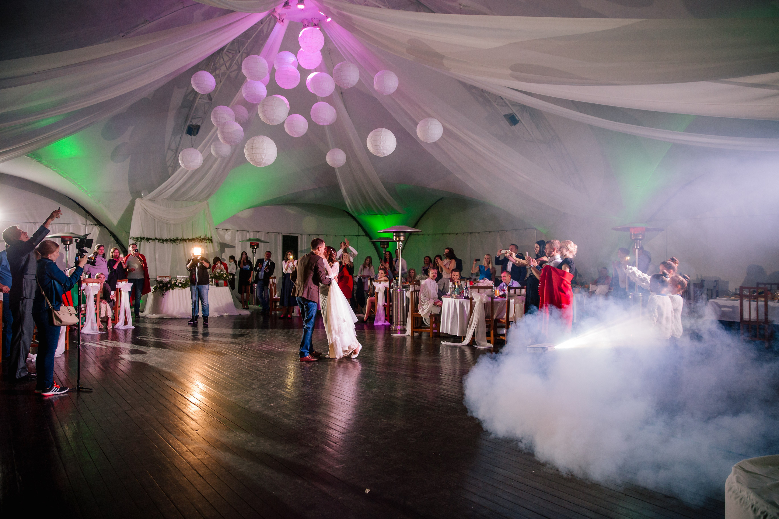 Фото свадьбы весной. Ведущий на праздник в Москве / Денис Аганин