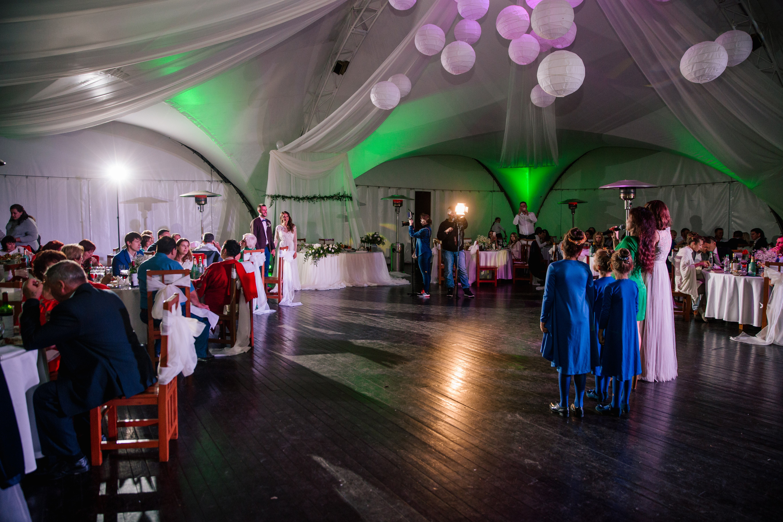 Фото свадьбы весной. Ведущий на праздник в Москве / Денис Аганин