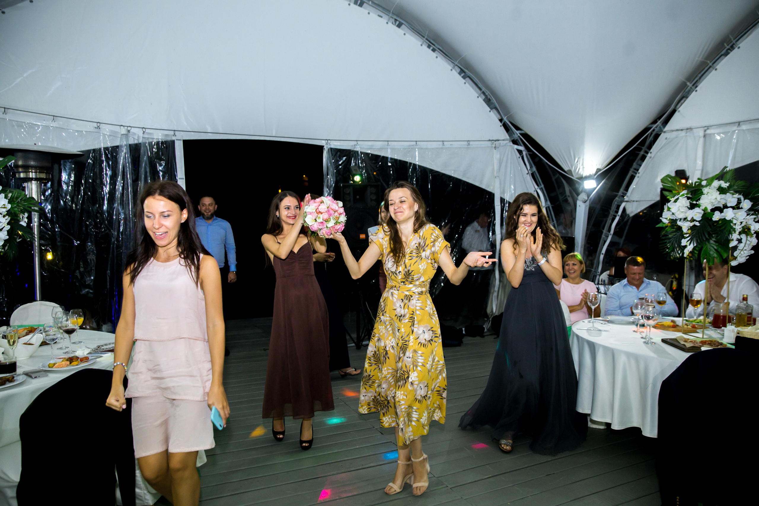 Фотограф на свадьбу летом. Ведущий на праздник в Москве / Денис Аганин