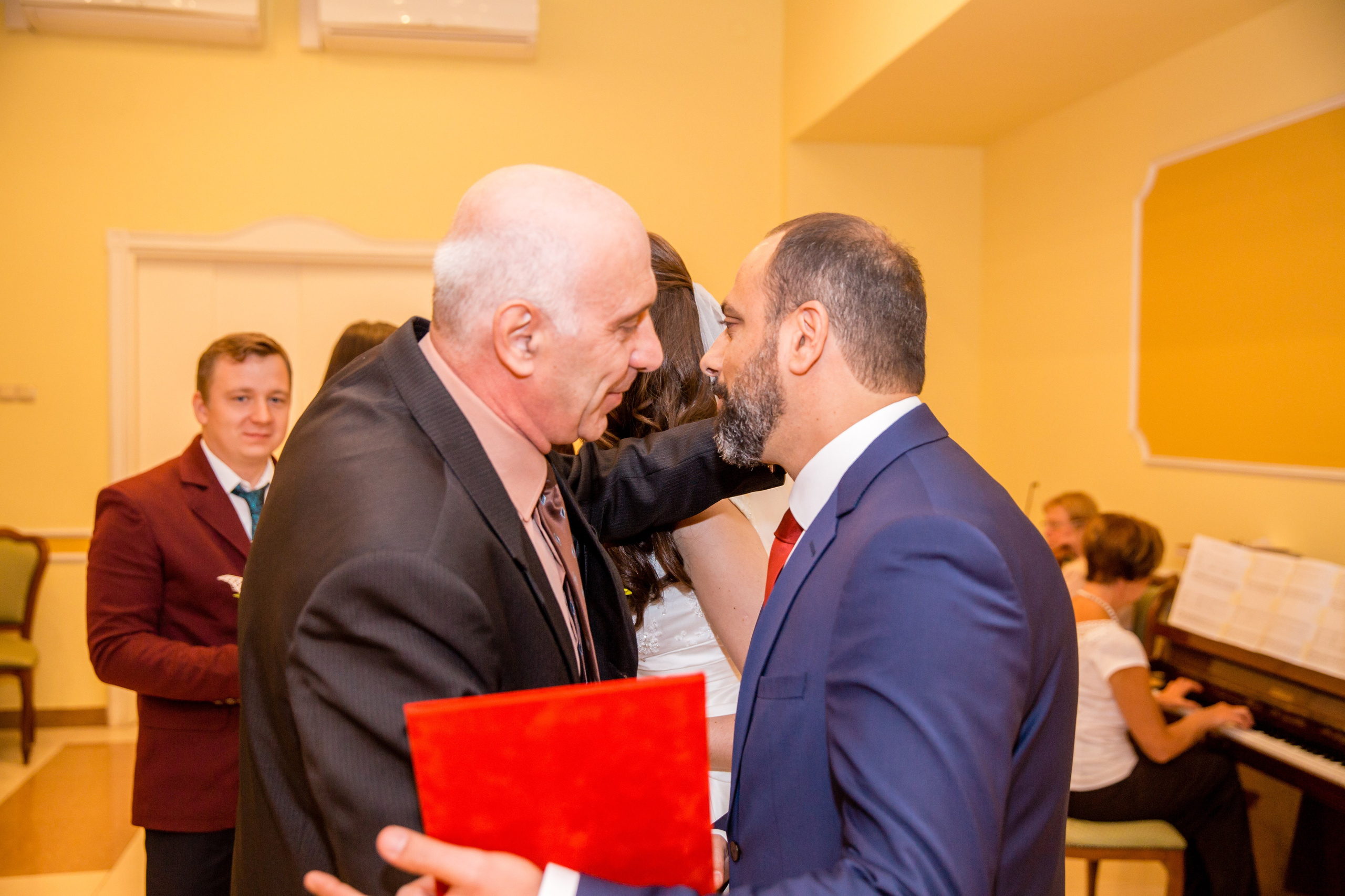 Свадебные фото осенью. Ведущий на праздник в Москве / Денис Аганин