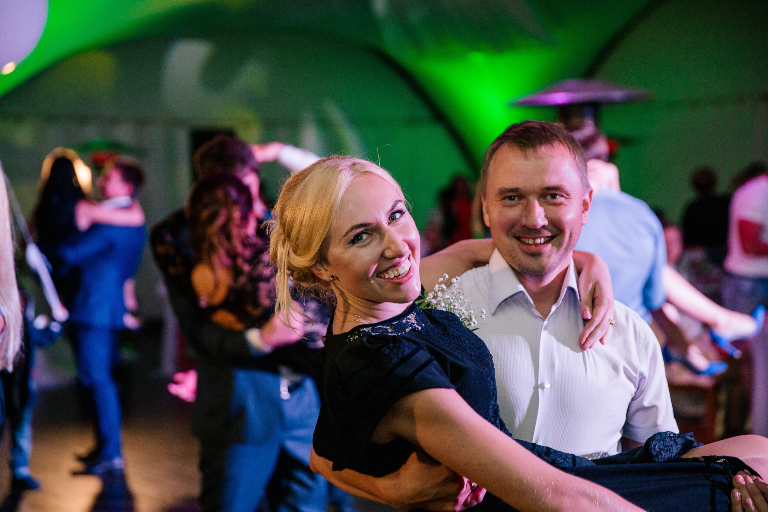 Фото свадьбы весной. Ведущий на праздник в Москве / Денис Аганин