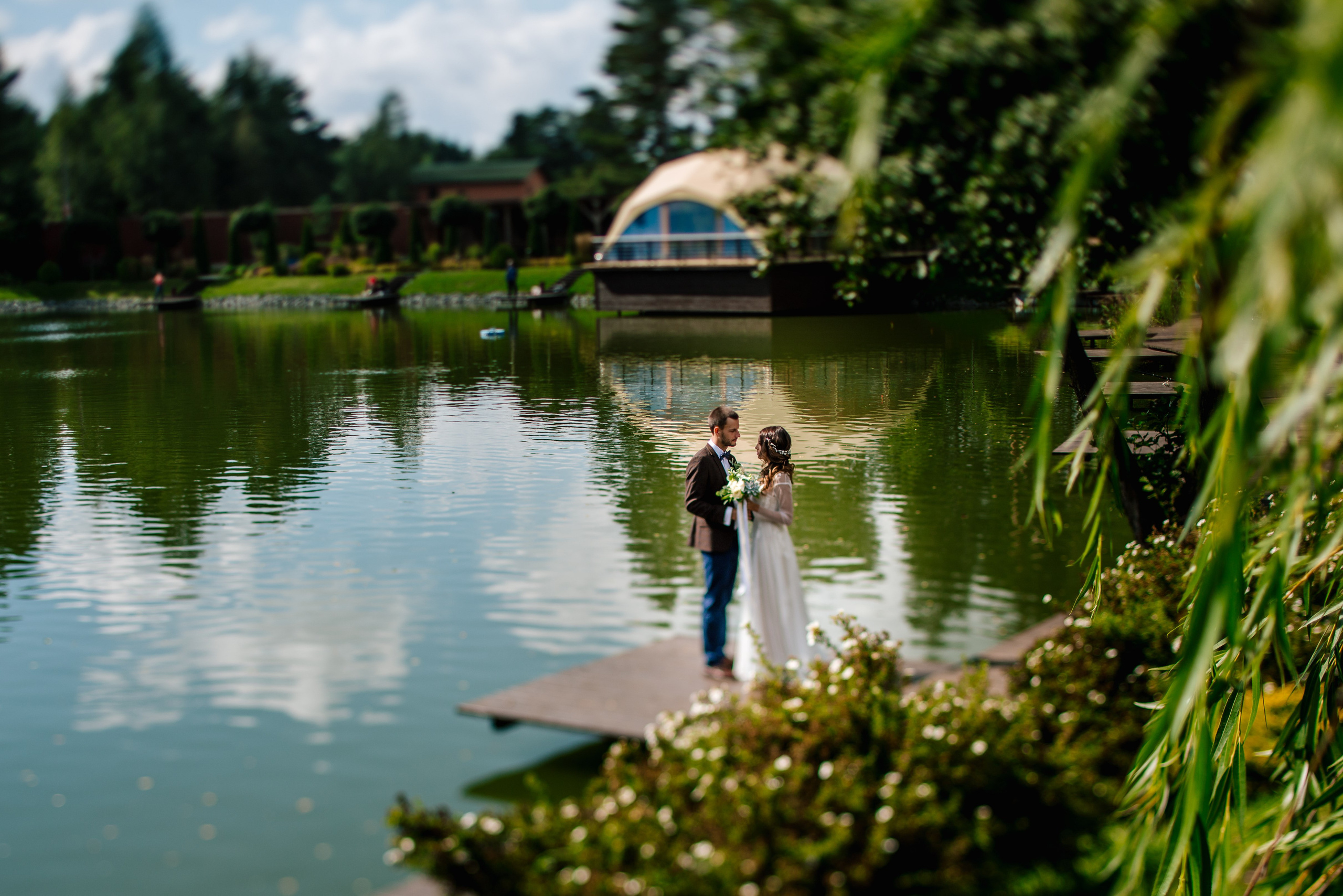 Фото свадьбы весной. Ведущий на праздник в Москве / Денис Аганин