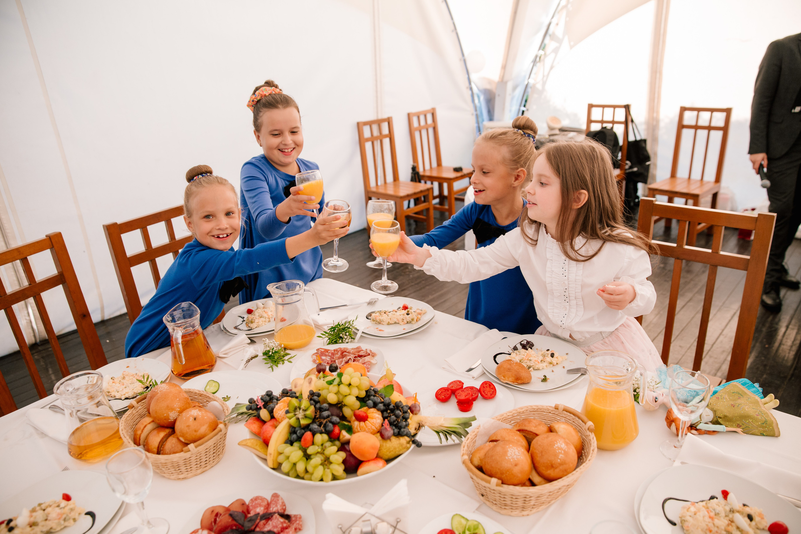 Фото свадьбы весной. Ведущий на праздник в Москве / Денис Аганин