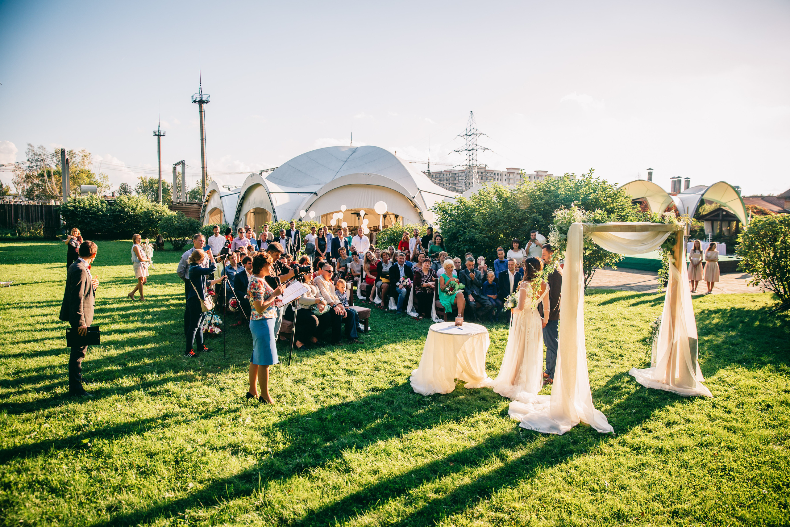 Фото свадьбы весной. Ведущий на праздник в Москве / Денис Аганин