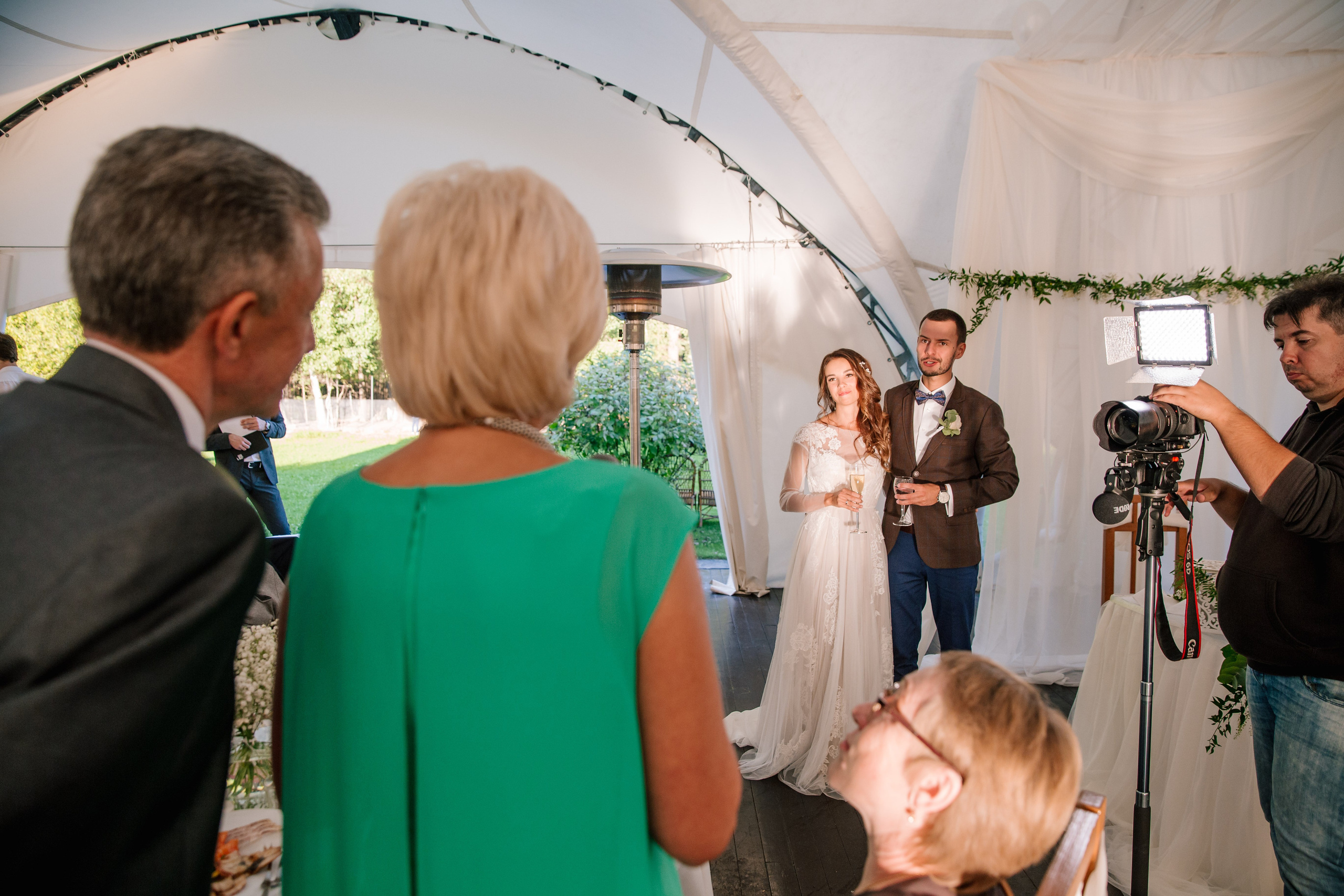 Фото свадьбы весной. Ведущий на праздник в Москве / Денис Аганин