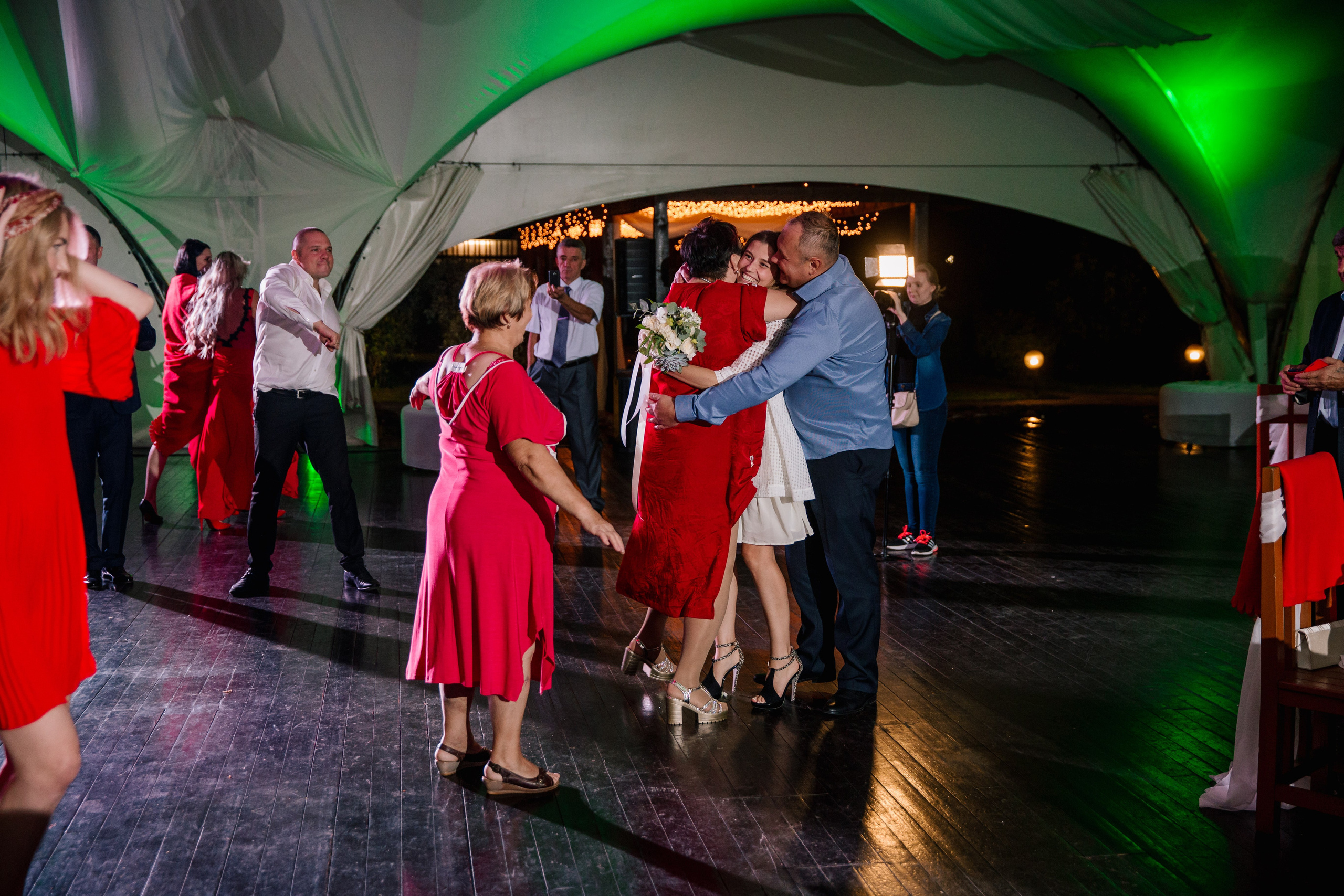 Фото свадьбы весной. Ведущий на праздник в Москве / Денис Аганин