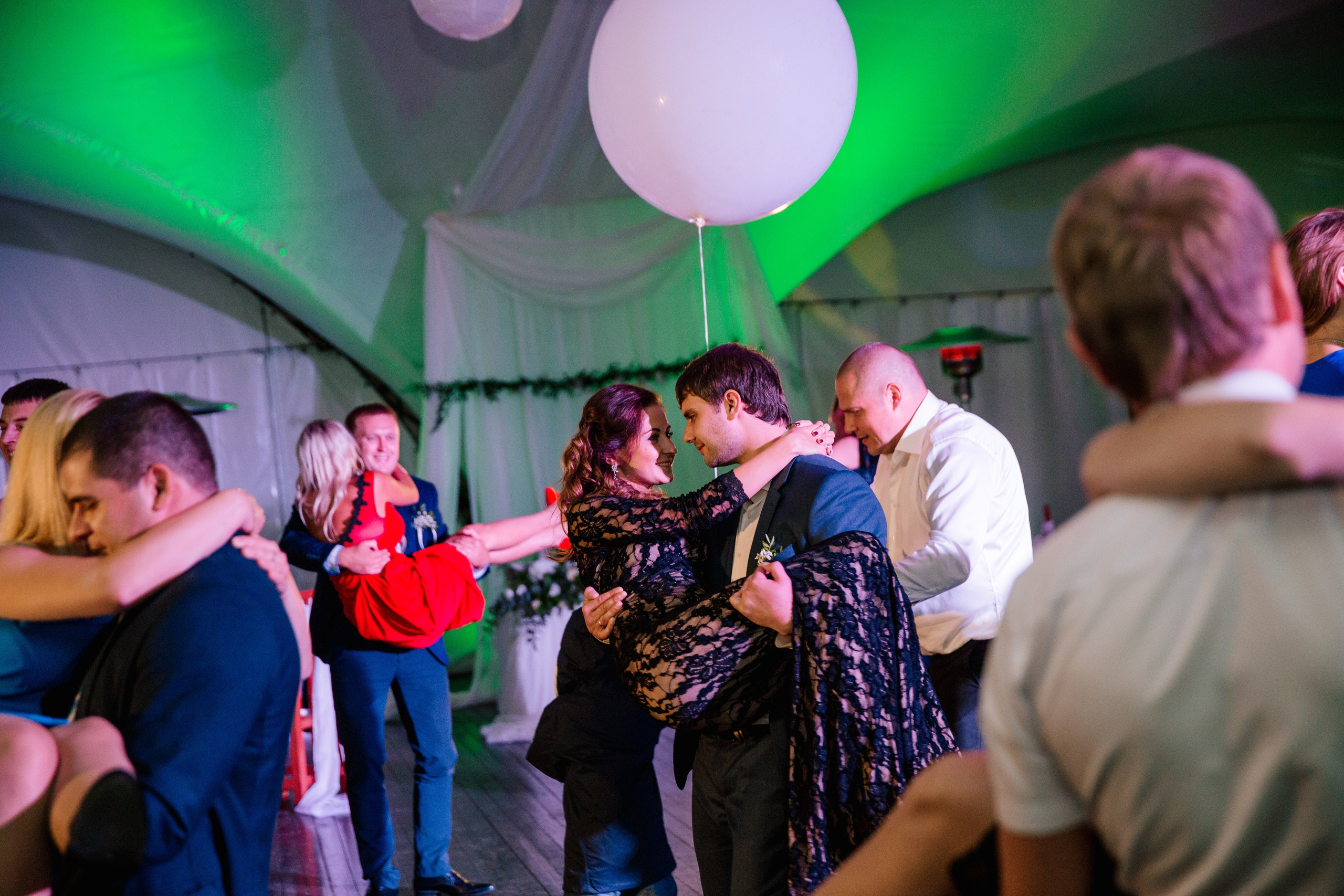 Фото свадьбы весной. Ведущий на праздник в Москве / Денис Аганин