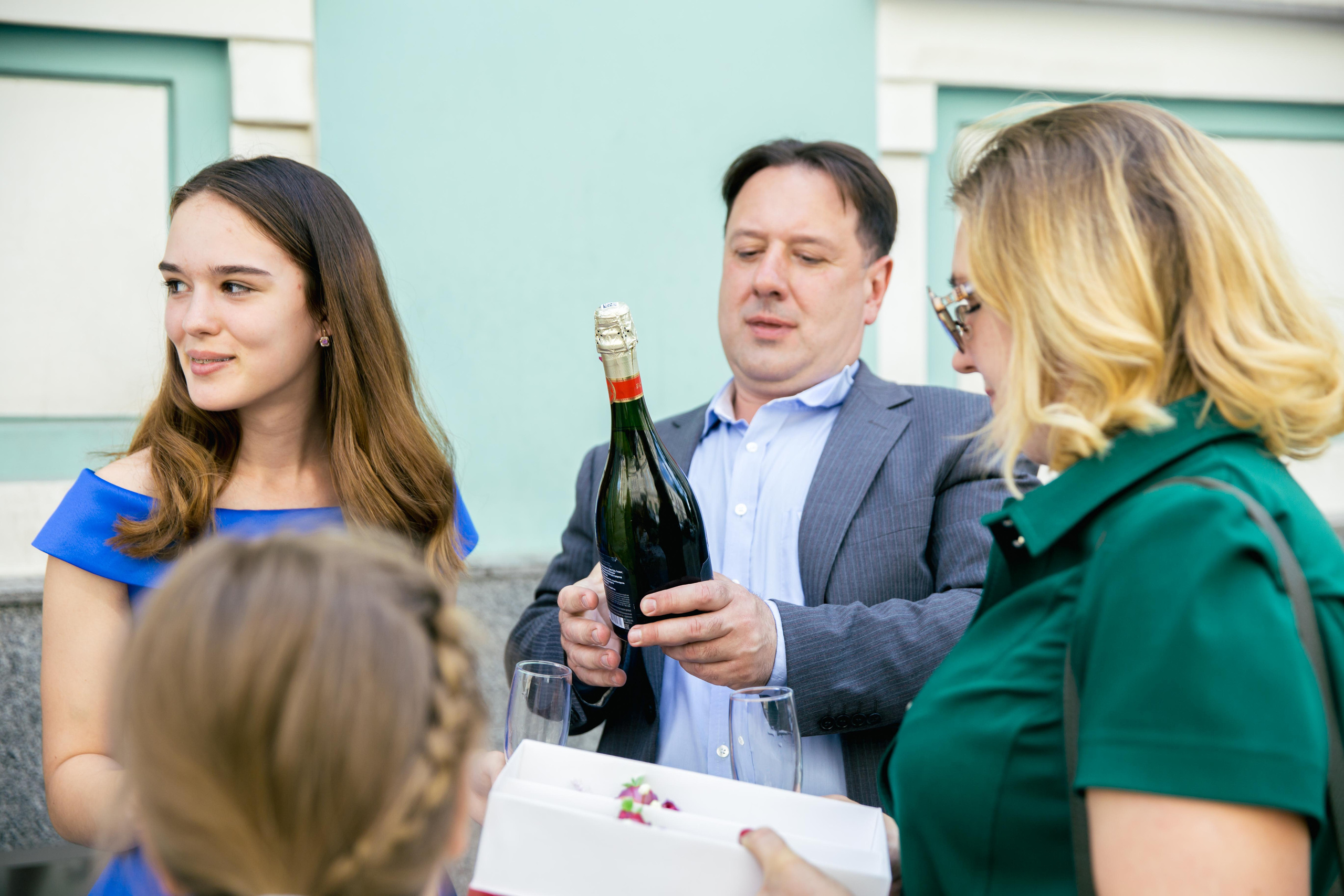 Взрослая свадьба без банкета. Ведущий на праздник в Москве / Денис Аганин