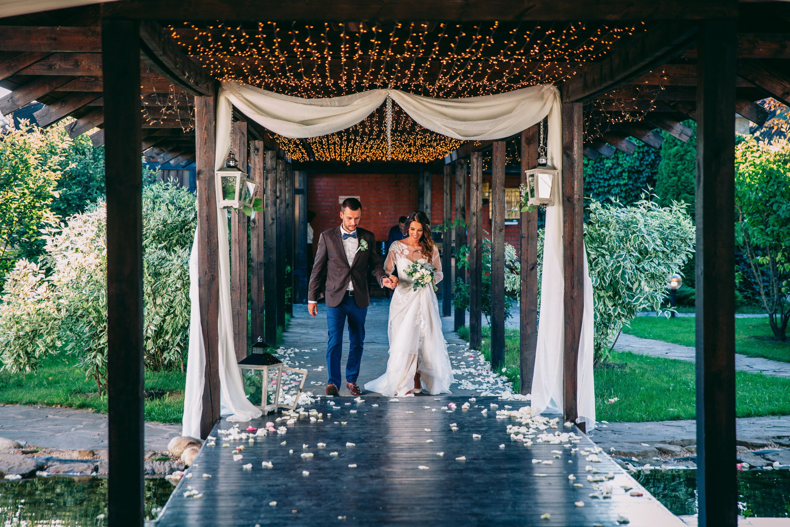 Фото свадьбы весной. Ведущий на праздник в Москве / Денис Аганин