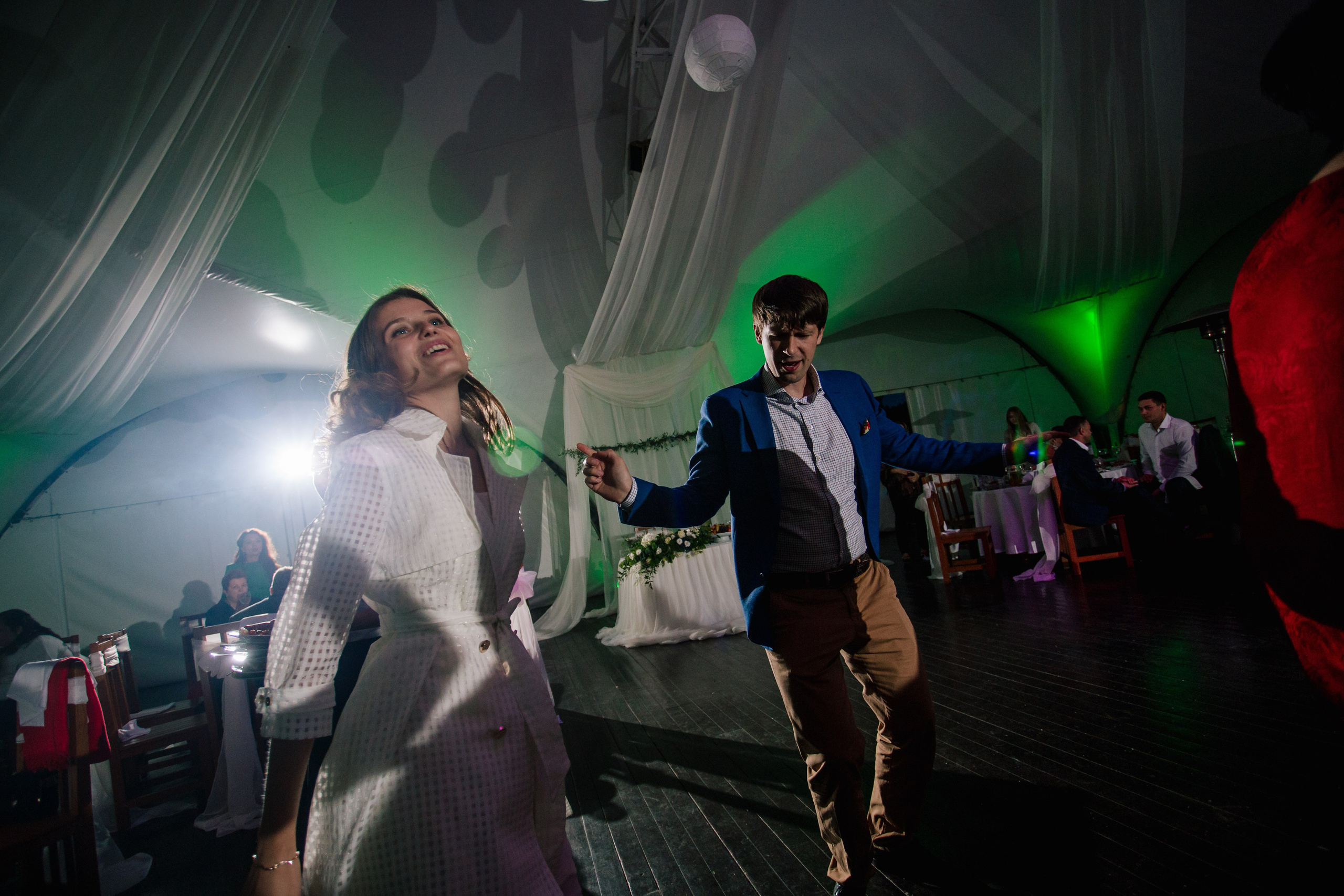 Фото свадьбы весной. Ведущий на праздник в Москве / Денис Аганин