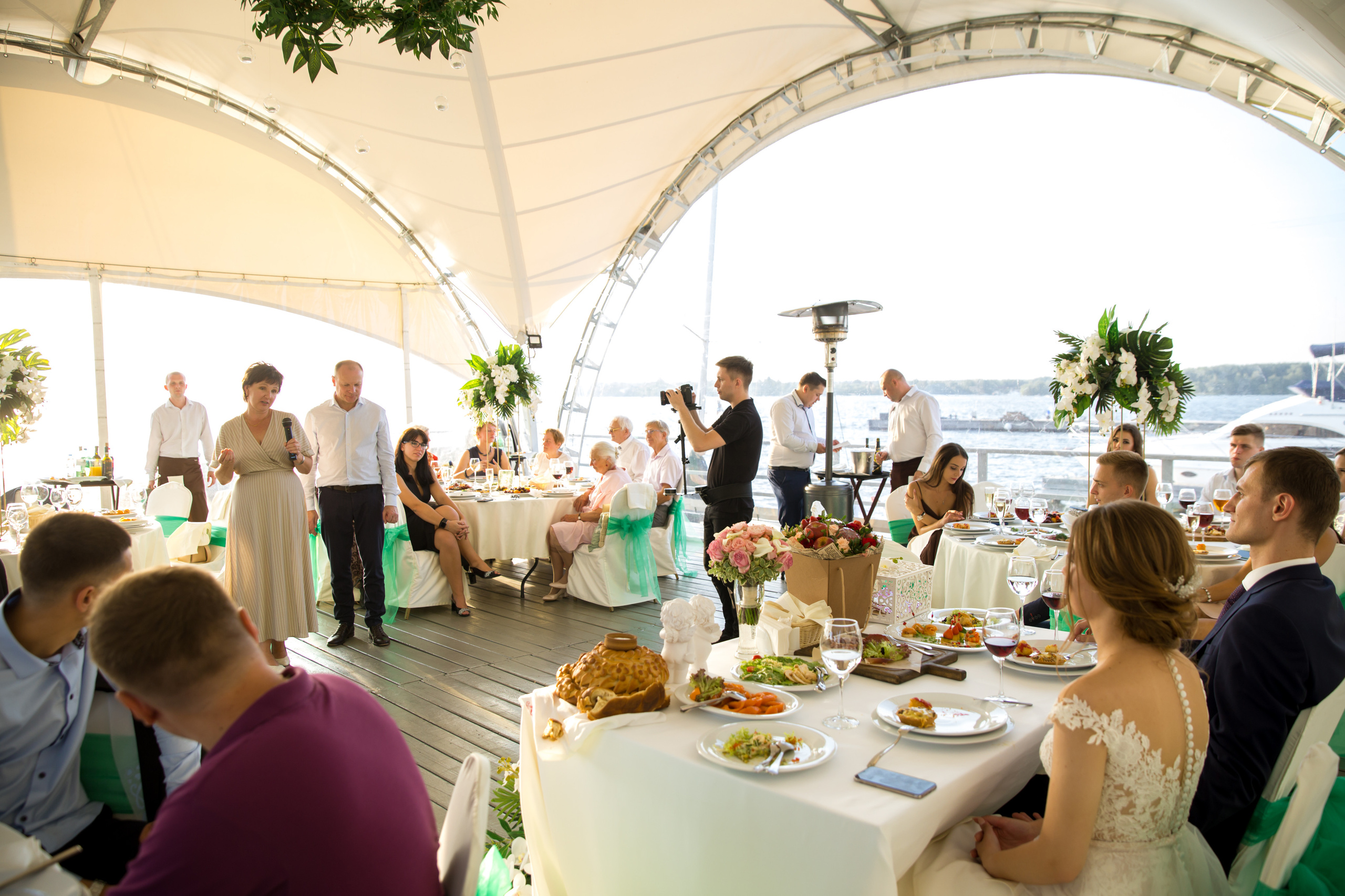 Фотограф на свадьбу летом. Ведущий на праздник в Москве / Денис Аганин