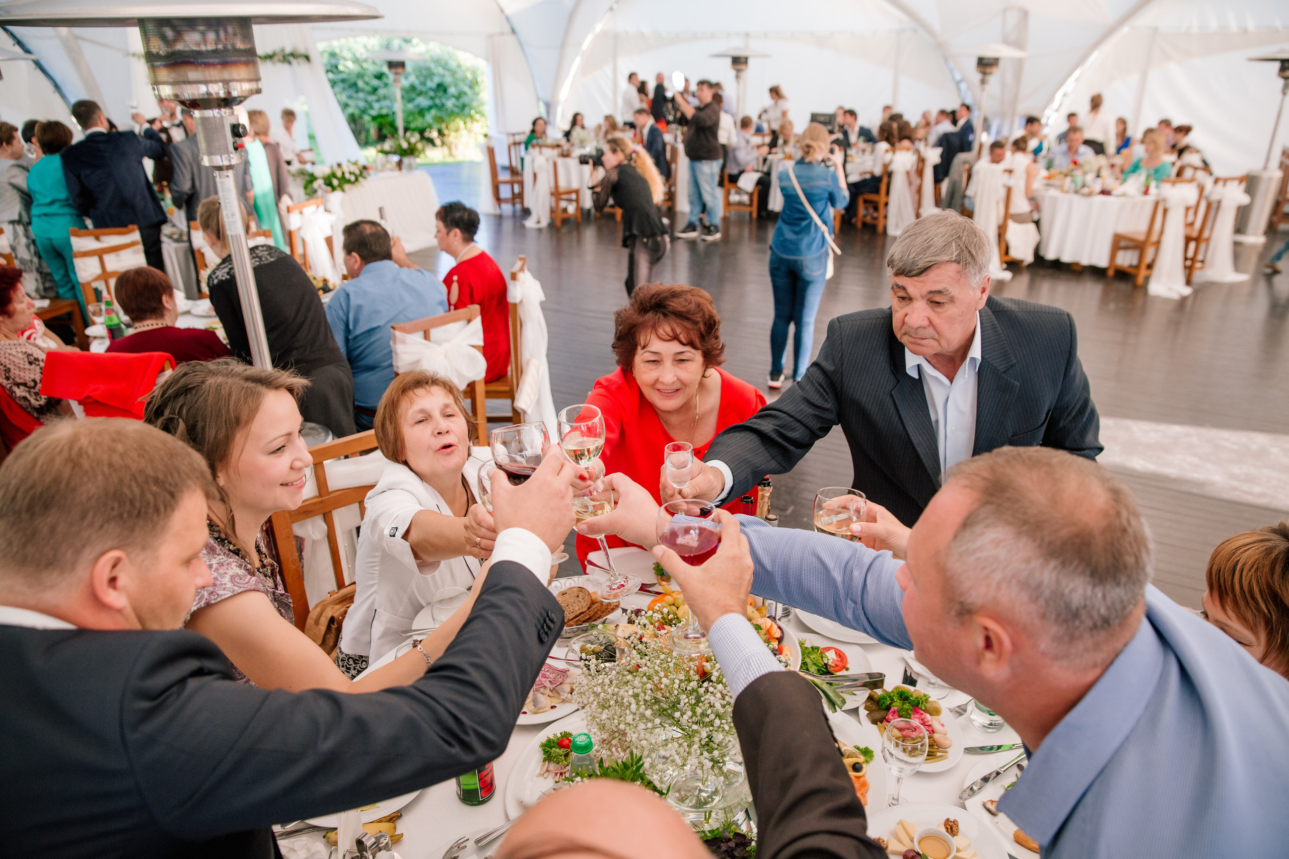 Фото свадьбы весной. Ведущий на праздник в Москве / Денис Аганин