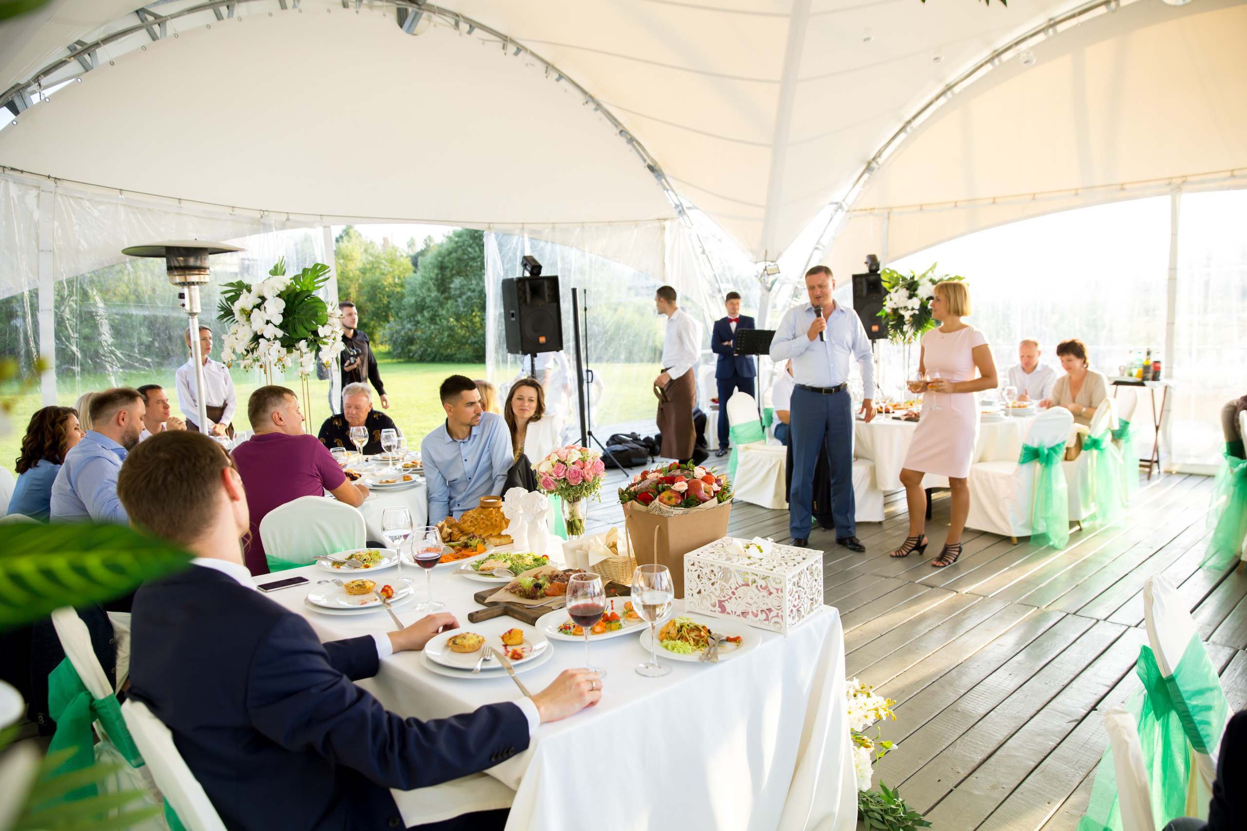 Фотограф на свадьбу летом. Ведущий на праздник в Москве / Денис Аганин
