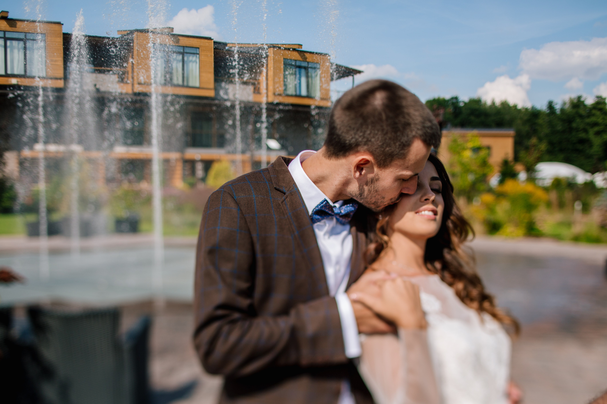 Фото свадьбы весной. Ведущий на праздник в Москве / Денис Аганин