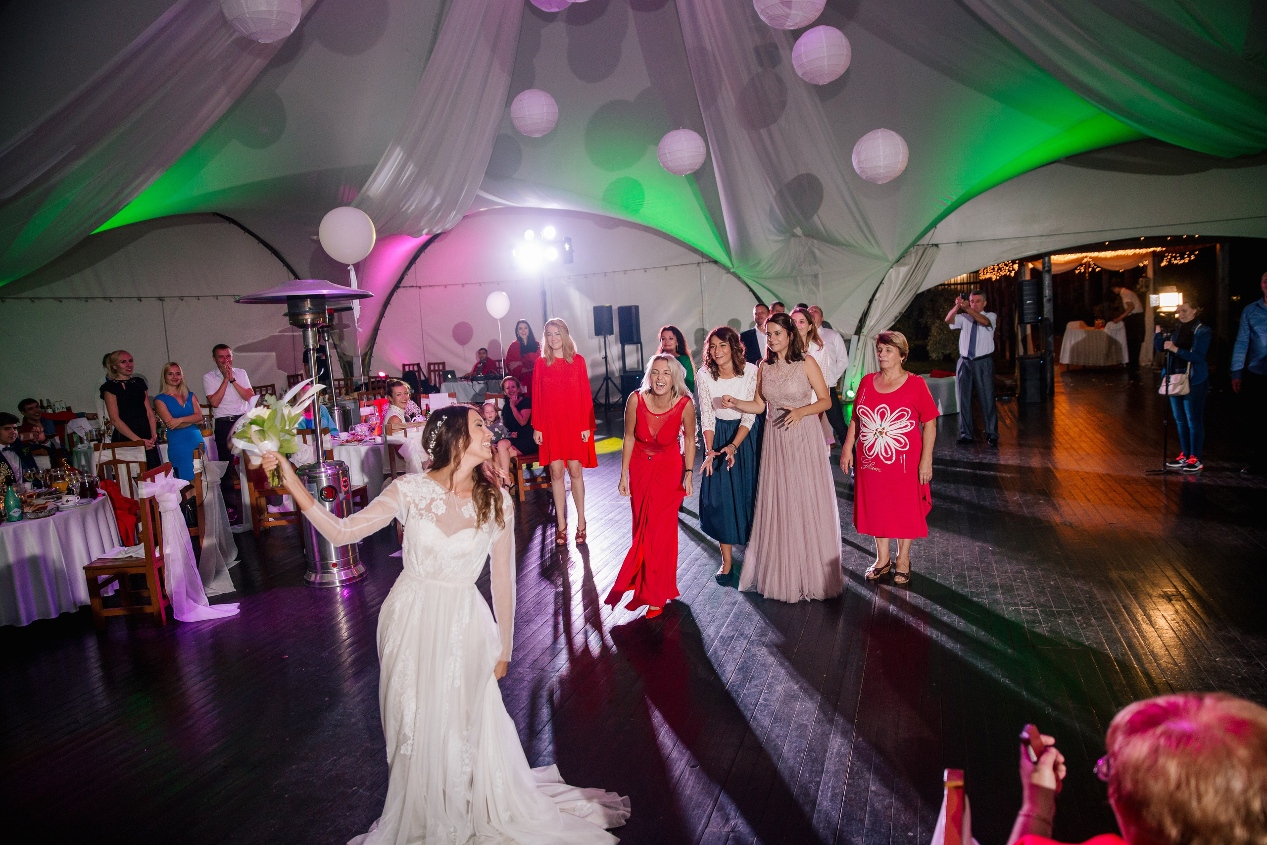 Фото свадьбы весной. Ведущий на праздник в Москве / Денис Аганин