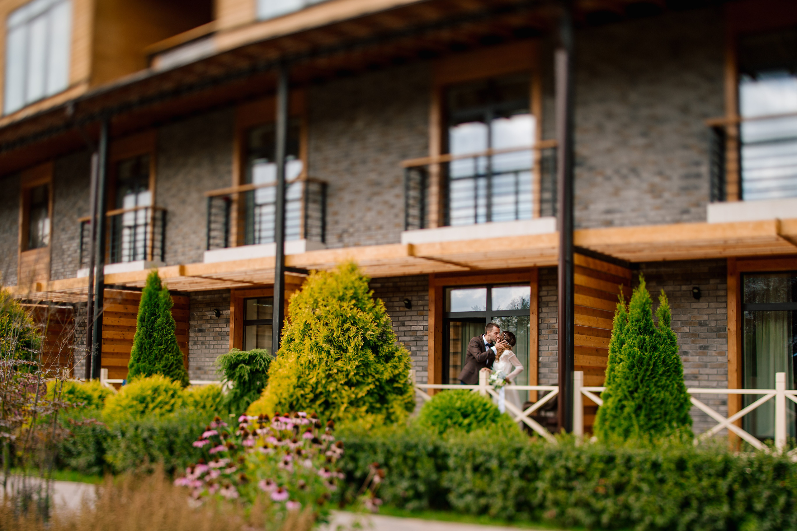 Фото свадьбы весной. Ведущий на праздник в Москве / Денис Аганин