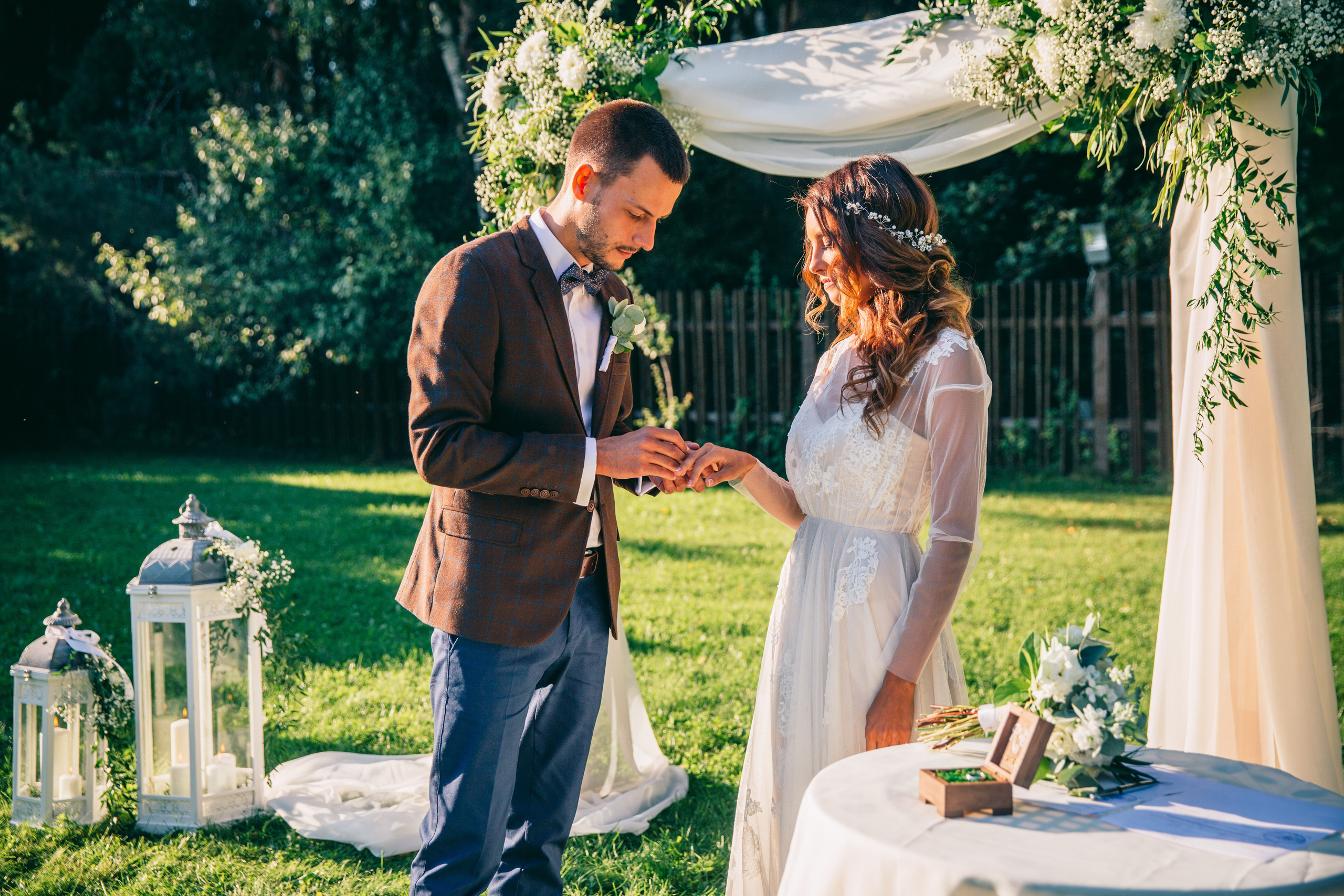 Фото свадьбы весной. Ведущий на праздник в Москве / Денис Аганин