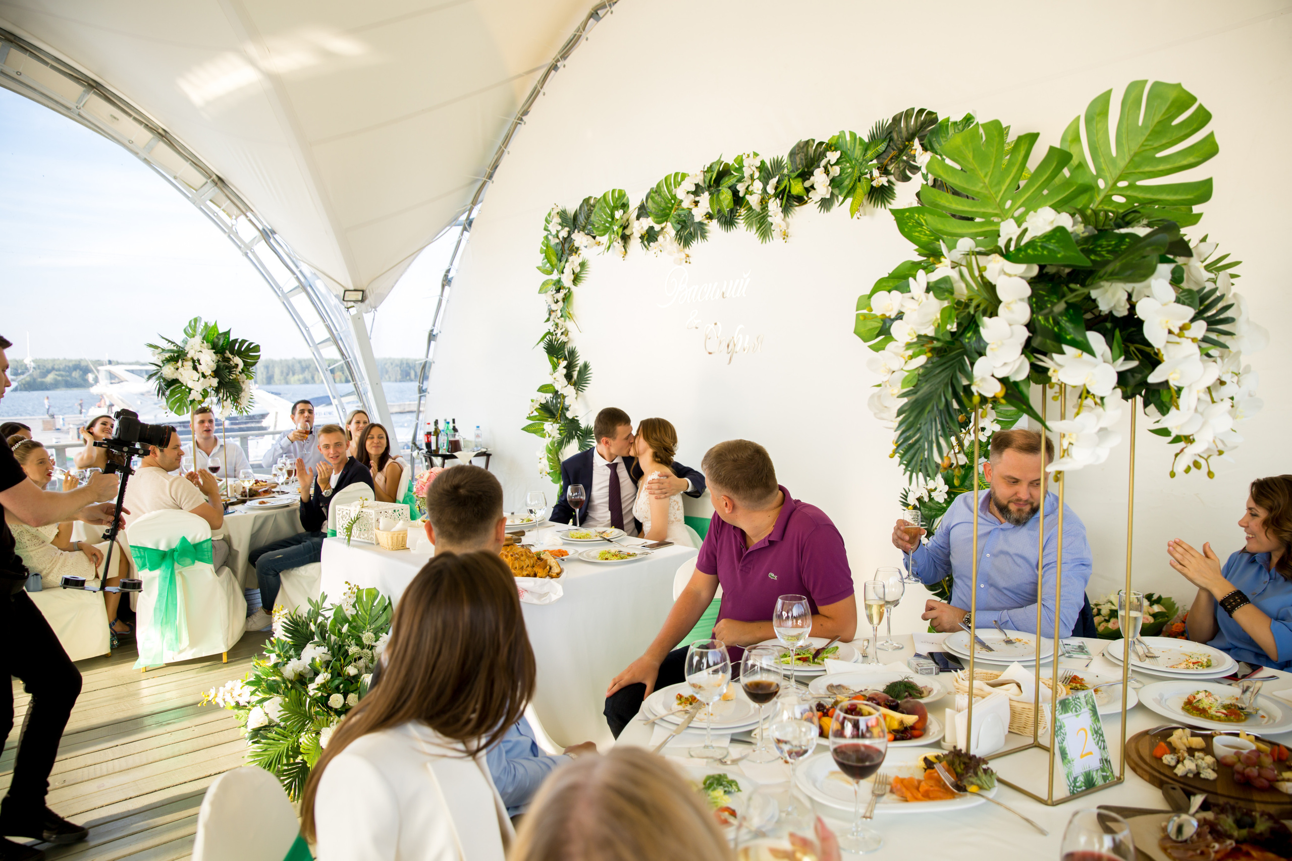 Фотограф на свадьбу летом. Ведущий на праздник в Москве / Денис Аганин