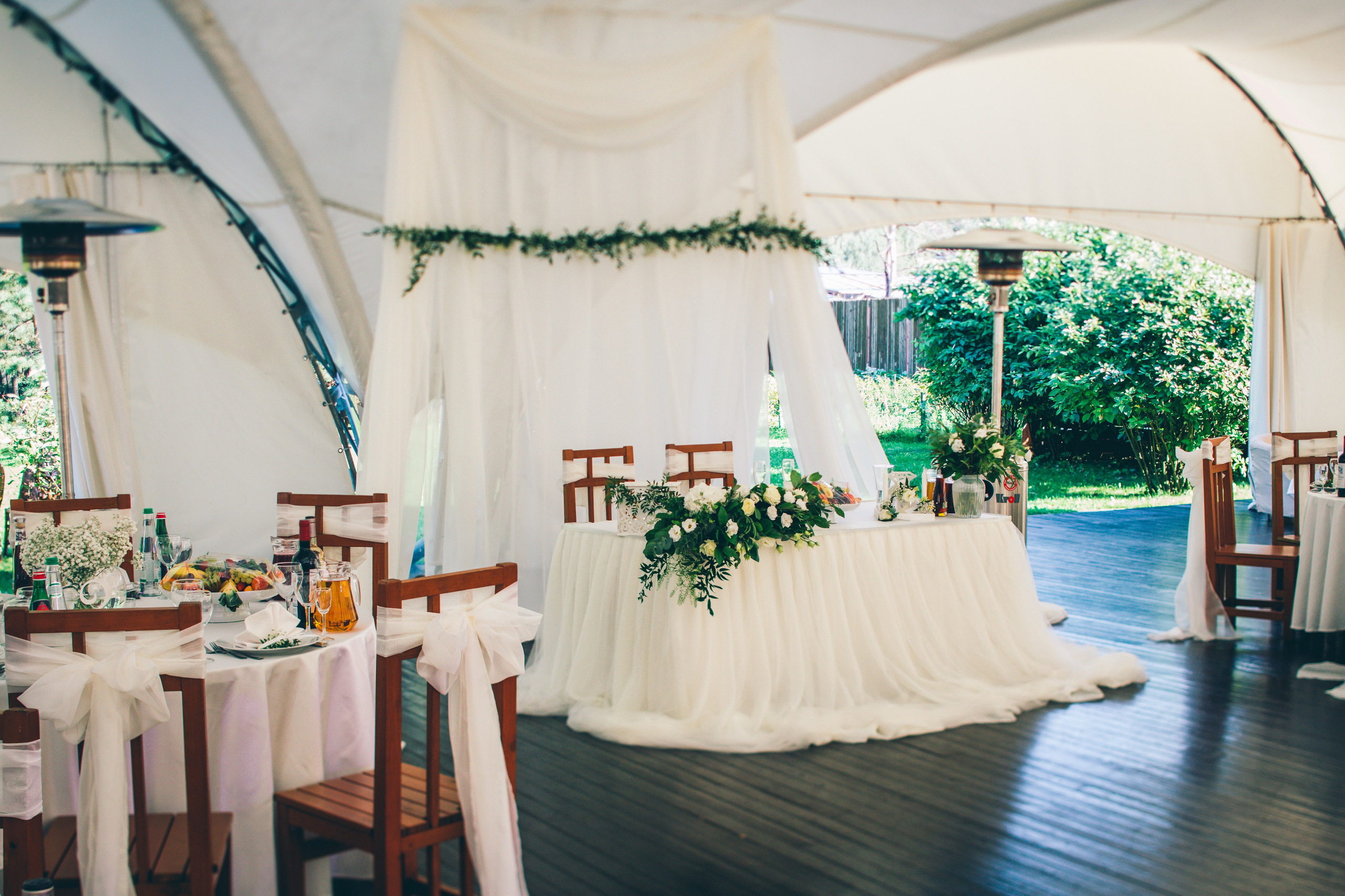 Фото свадьбы весной. Ведущий на праздник в Москве / Денис Аганин