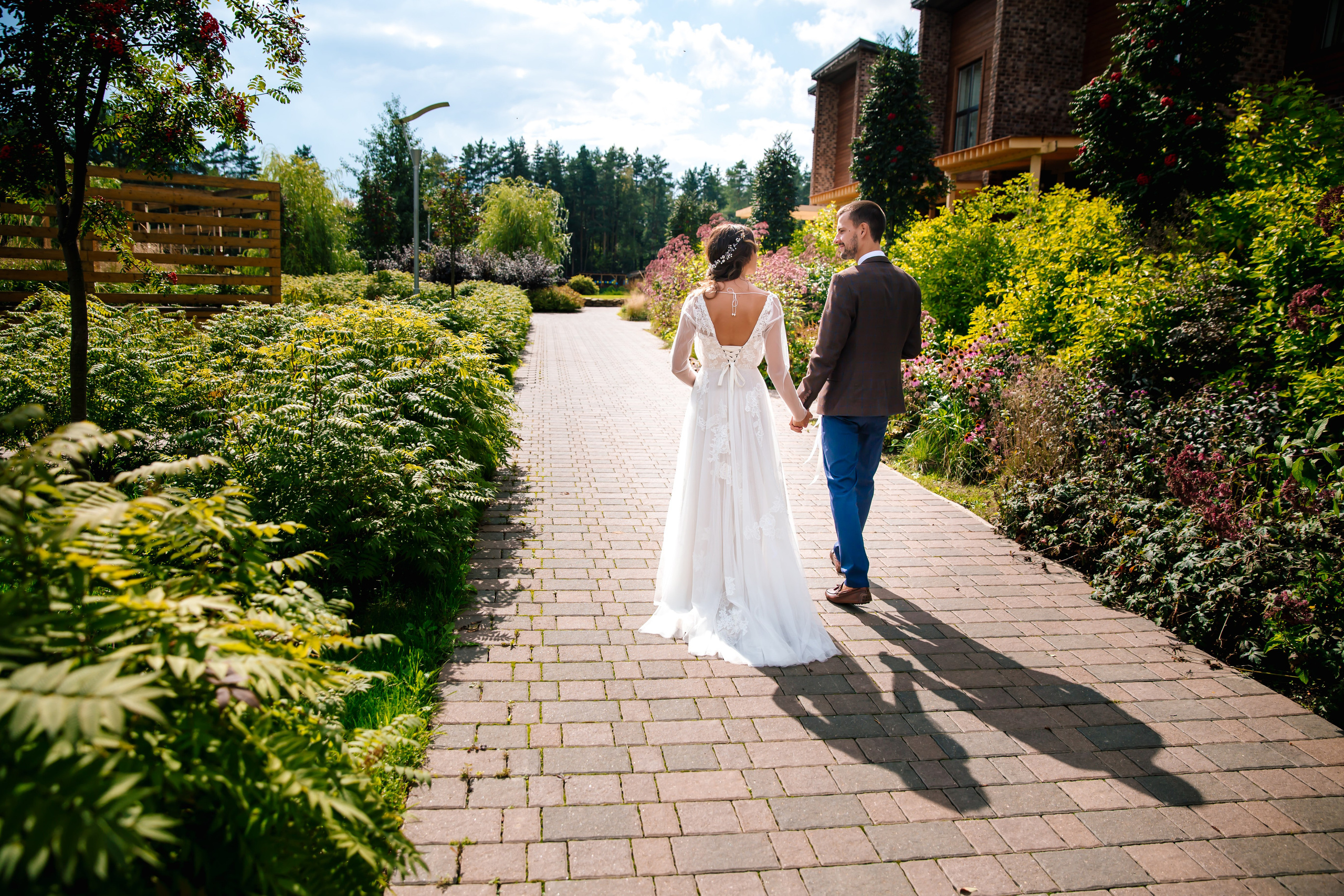 Фото свадьбы весной. Ведущий на праздник в Москве / Денис Аганин
