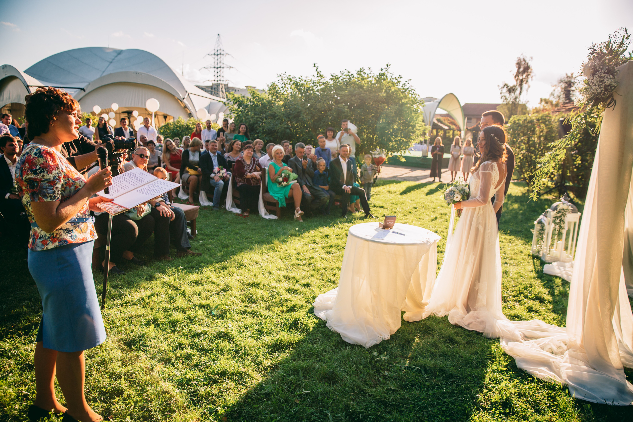Фото свадьбы весной. Ведущий на праздник в Москве / Денис Аганин