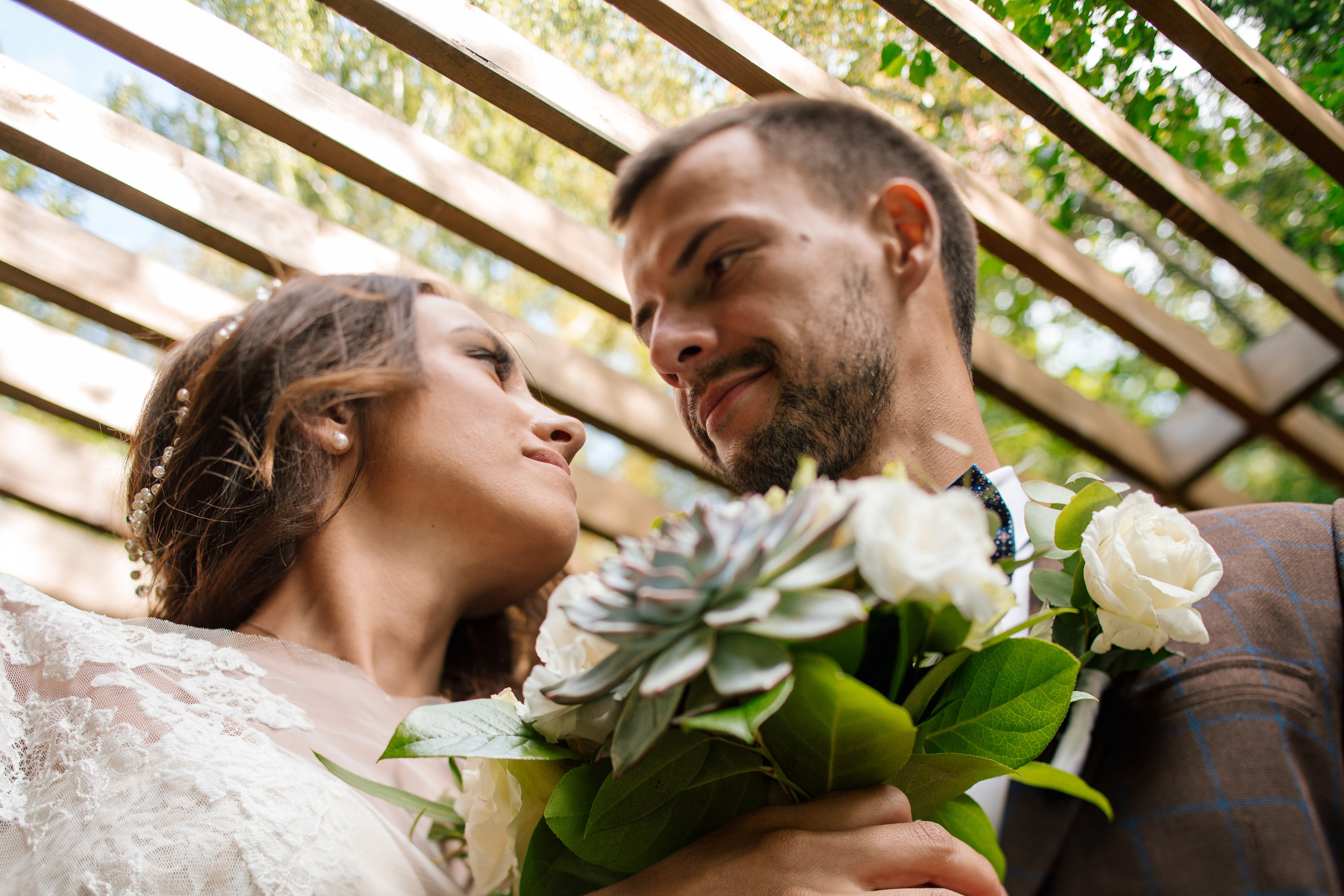 Фото свадьбы весной. Ведущий на праздник в Москве / Денис Аганин