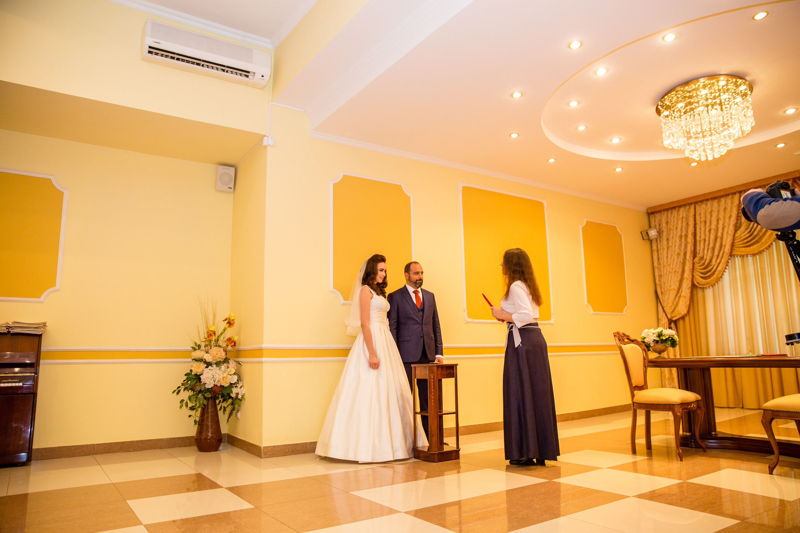 Свадебные фото осенью. Ведущий на праздник в Москве / Денис Аганин