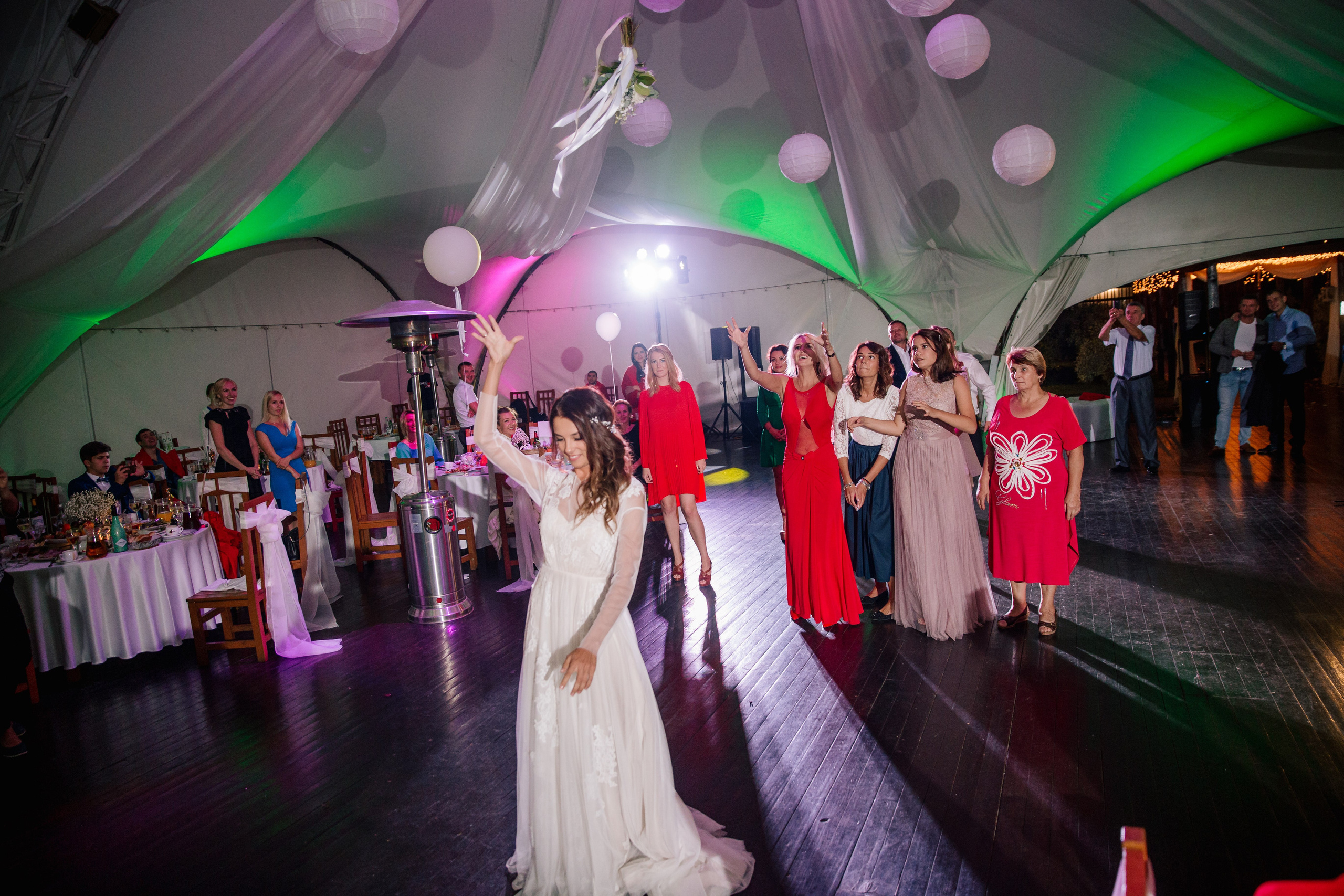 Фото свадьбы весной. Ведущий на праздник в Москве / Денис Аганин