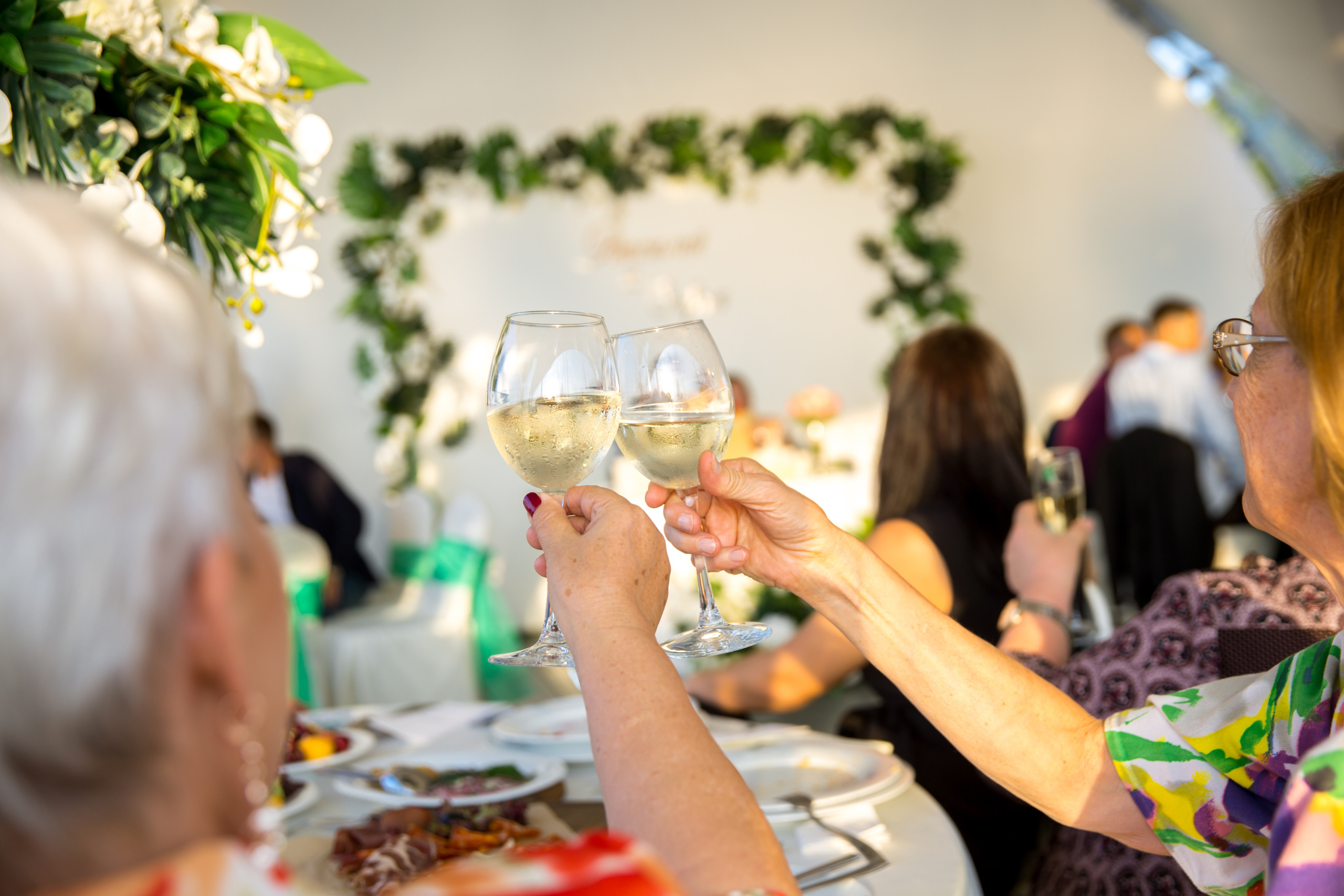Фотограф на свадьбу летом. Ведущий на праздник в Москве / Денис Аганин