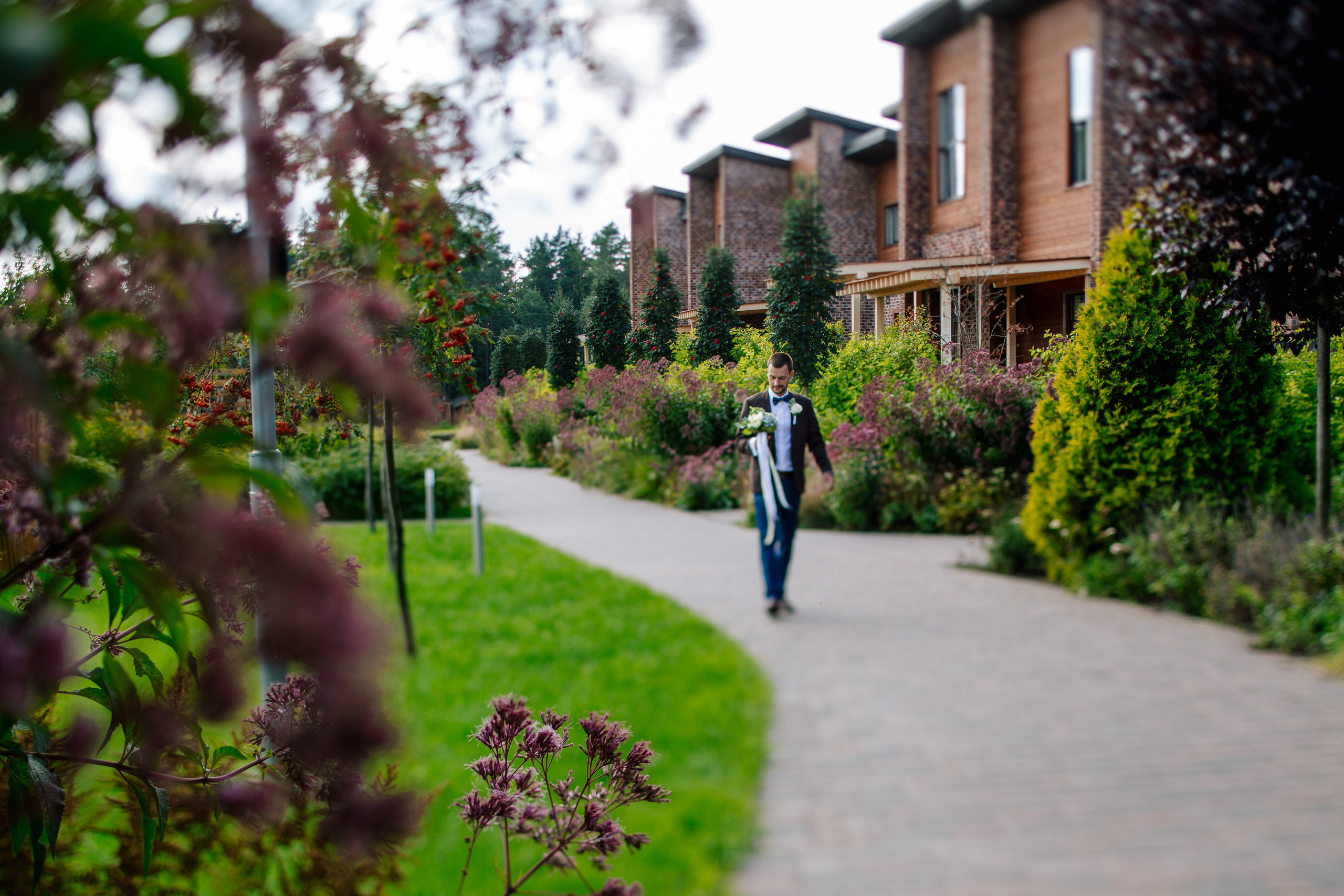 Фото свадьбы весной. Ведущий на праздник в Москве / Денис Аганин
