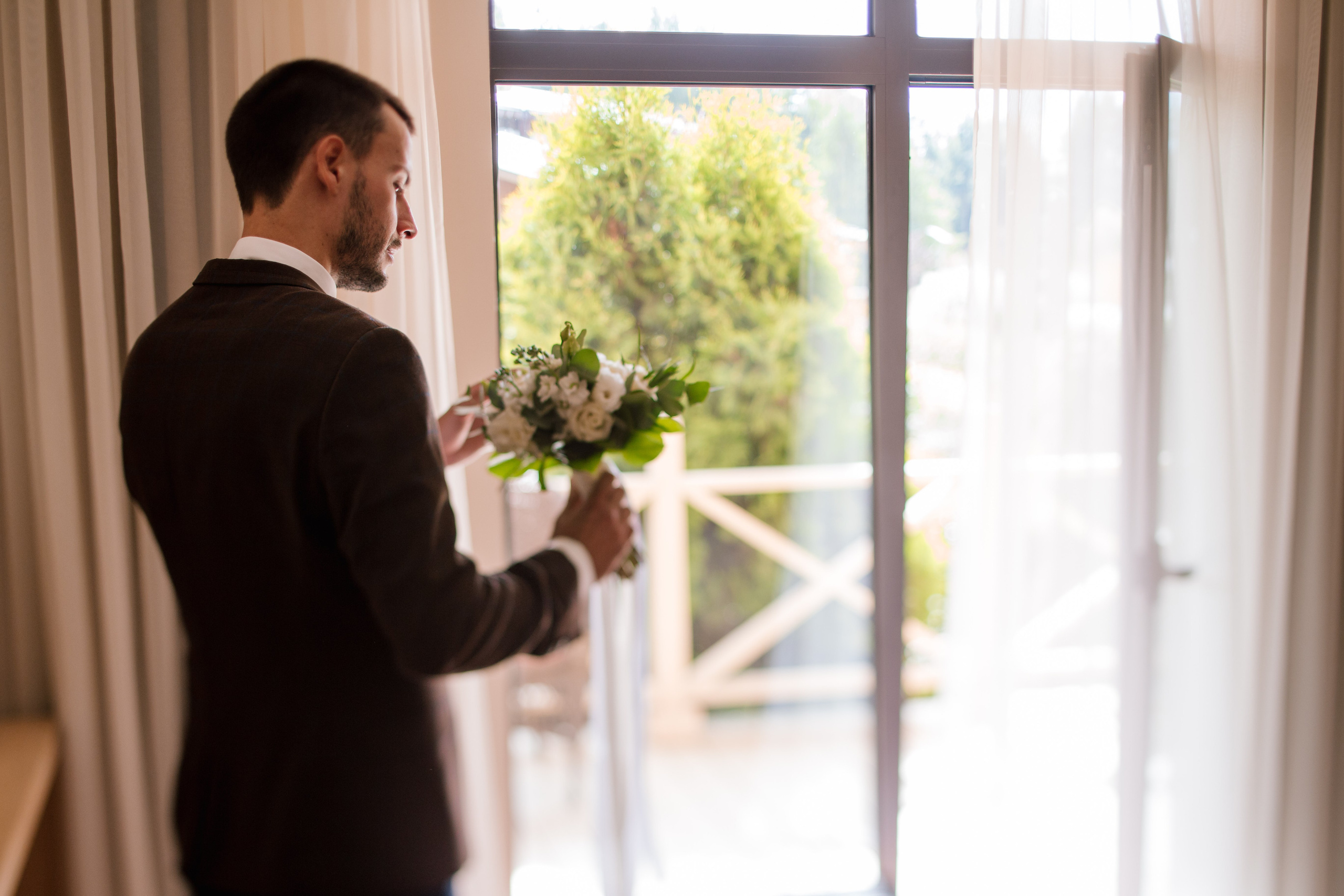 Фото свадьбы весной. Ведущий на праздник в Москве / Денис Аганин