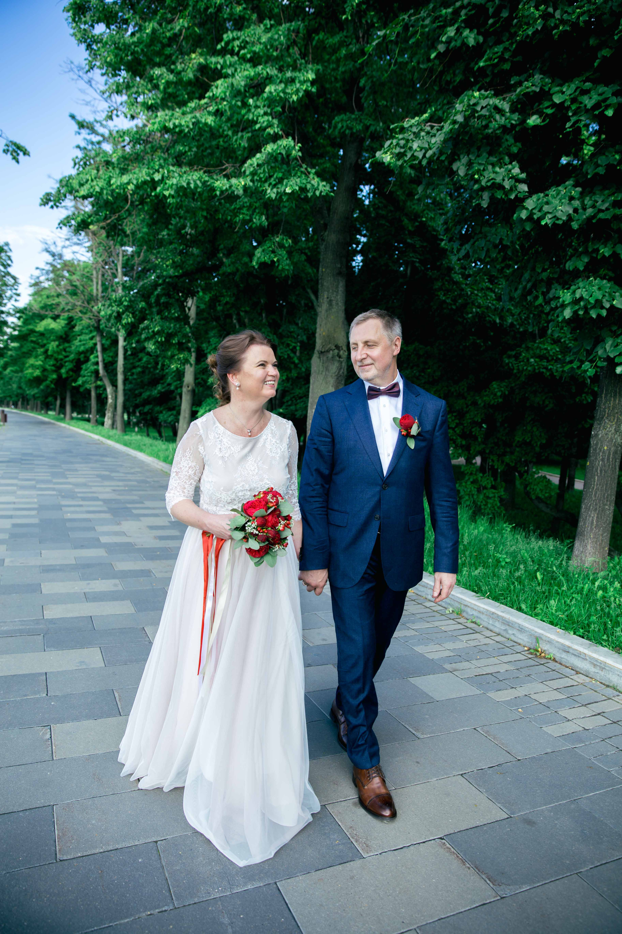 Взрослая свадьба без банкета. Ведущий на праздник в Москве / Денис Аганин