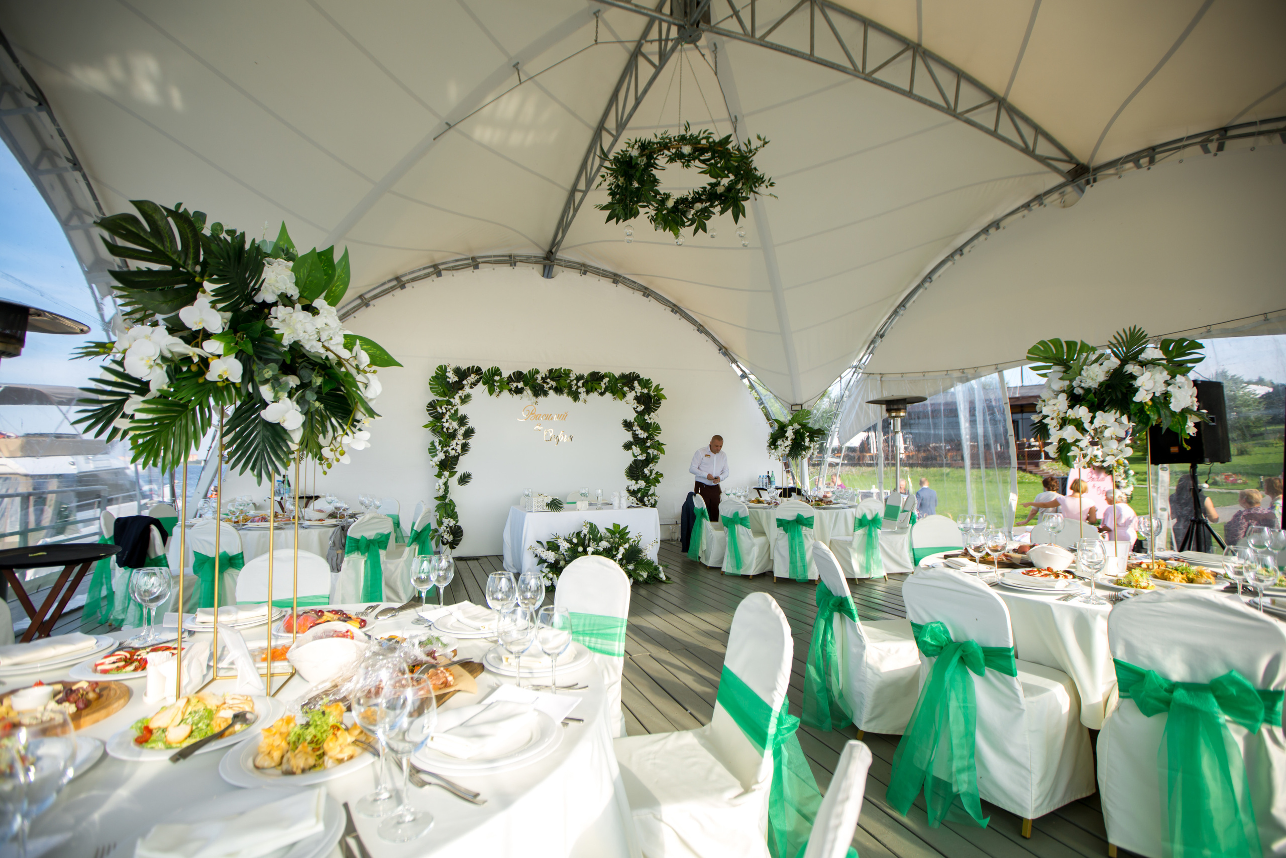 Фотограф на свадьбу летом. Ведущий на праздник в Москве / Денис Аганин