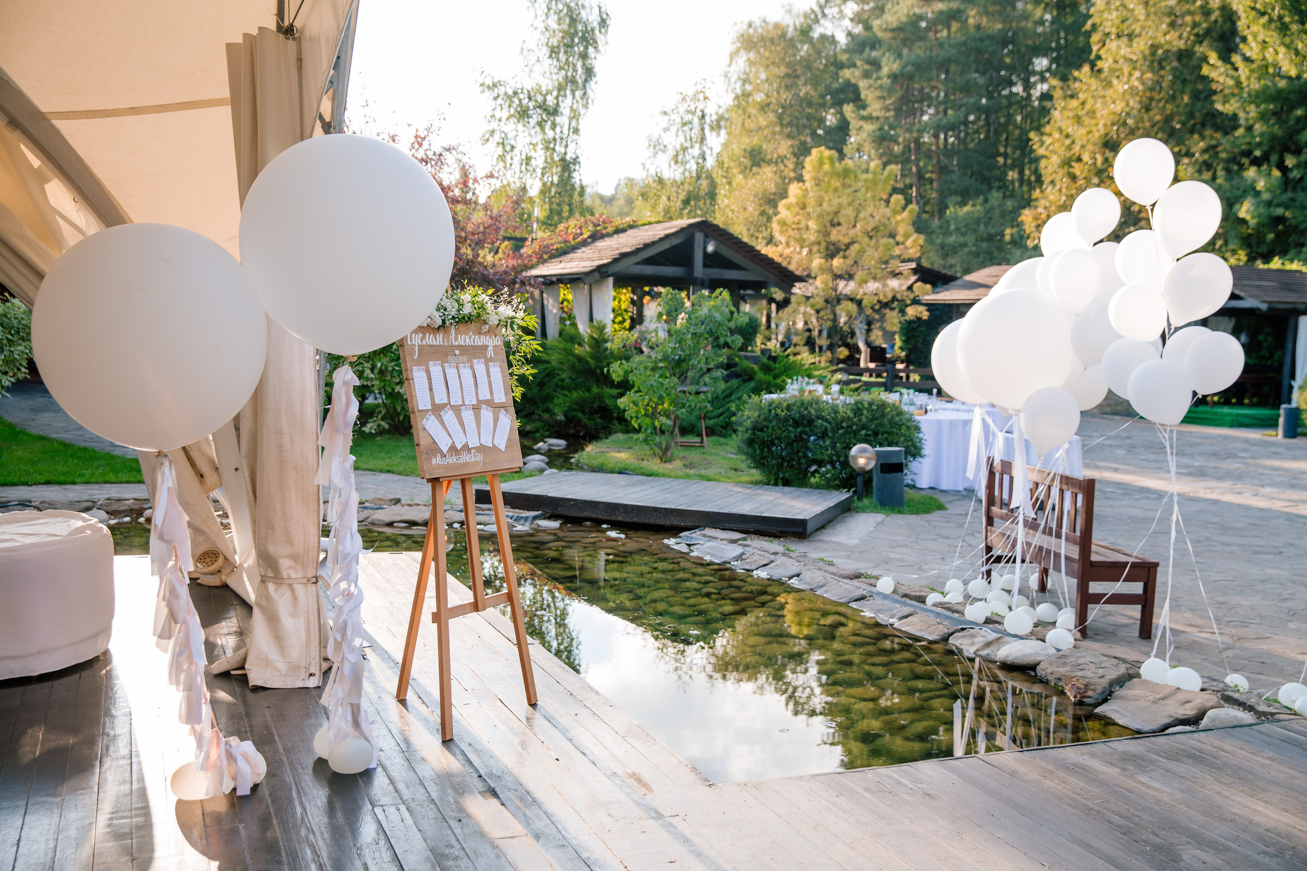 Фото свадьбы весной. Ведущий на праздник в Москве / Денис Аганин