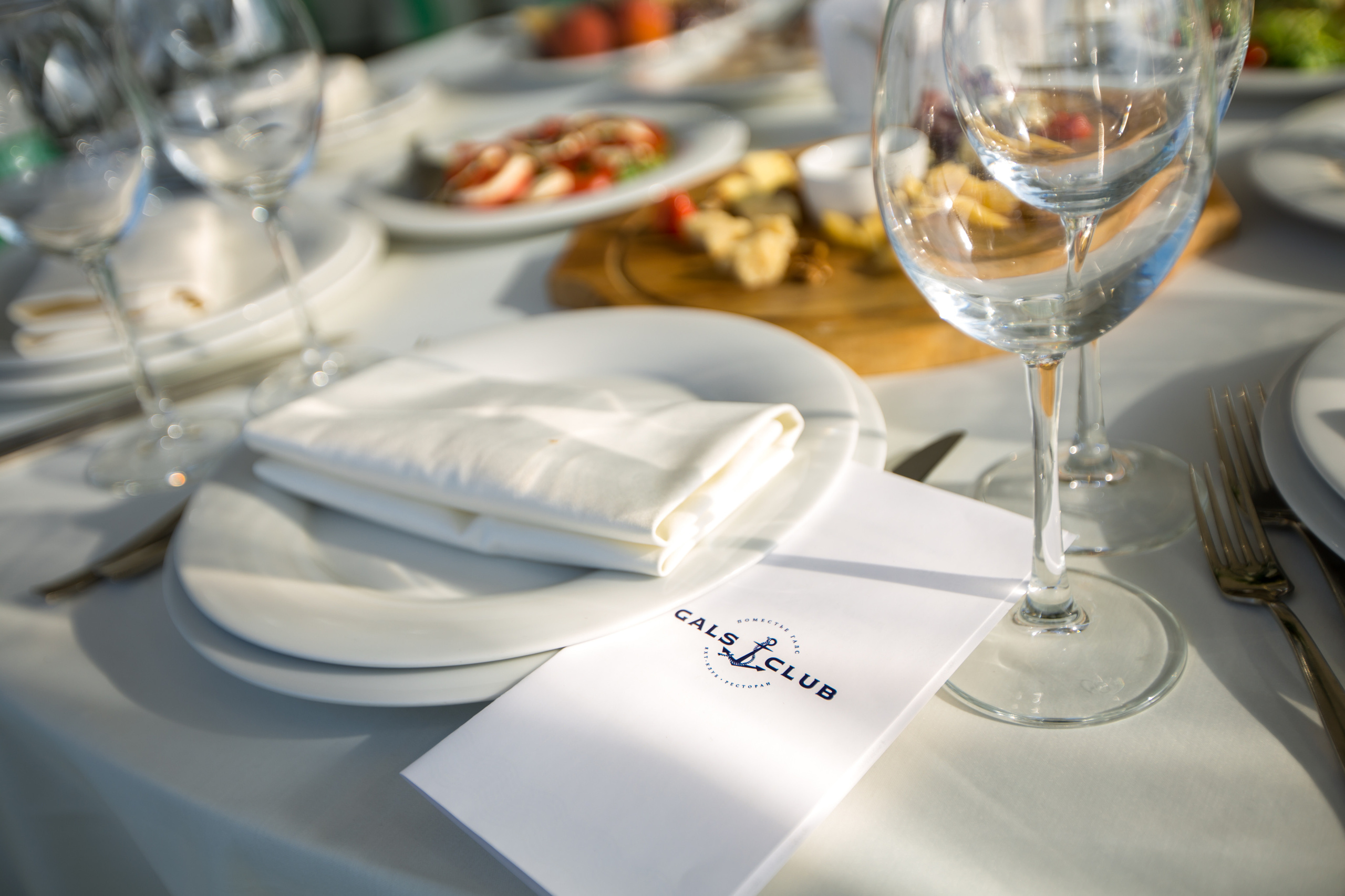 Фотограф на свадьбу летом. Ведущий на праздник в Москве / Денис Аганин